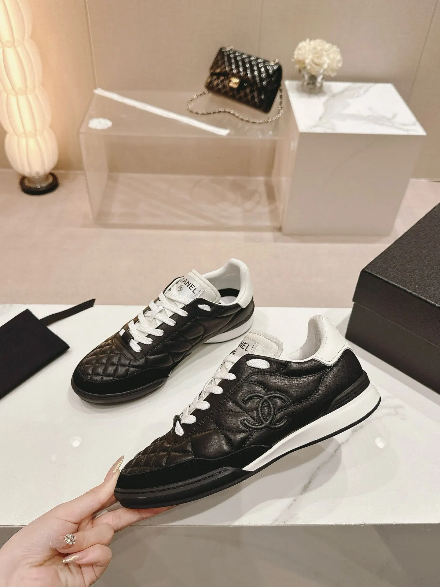 CHANEL 黑白拼色羊皮休閒鞋 低幫款