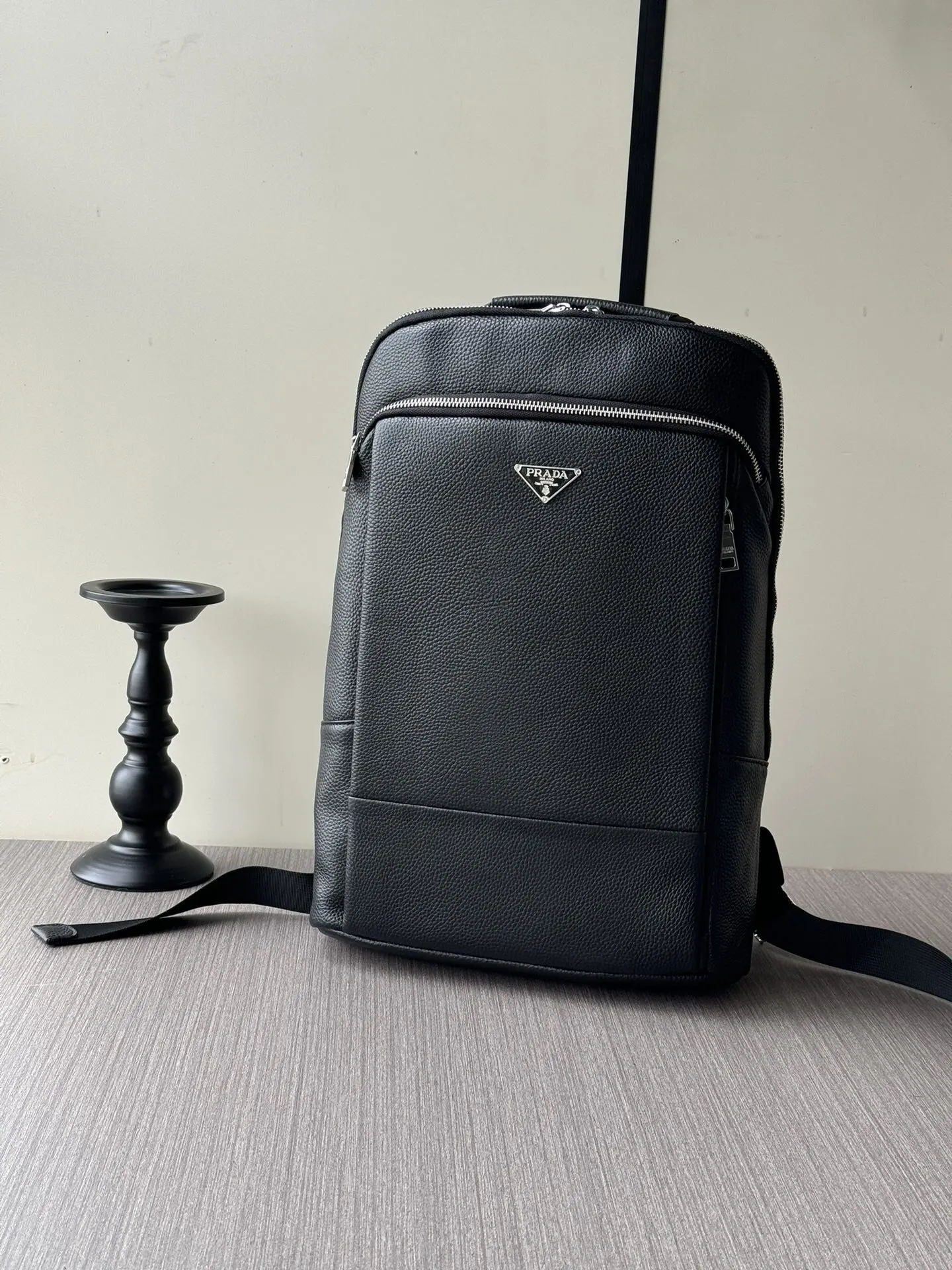 PRADA 黑色 牛皮 Logo 雙肩背包 輕便实用款