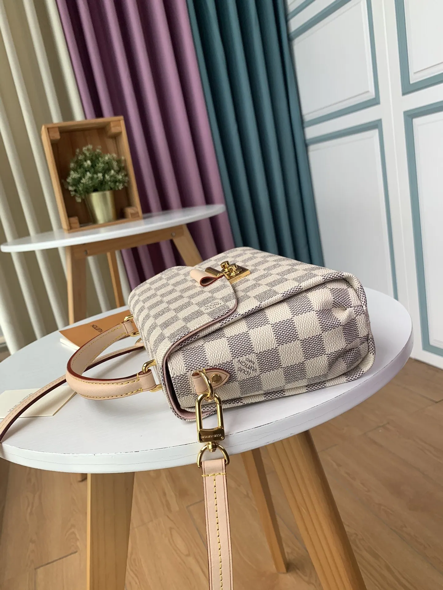 LV 品牌 精工之作 斜挎包 轻便斜挎款