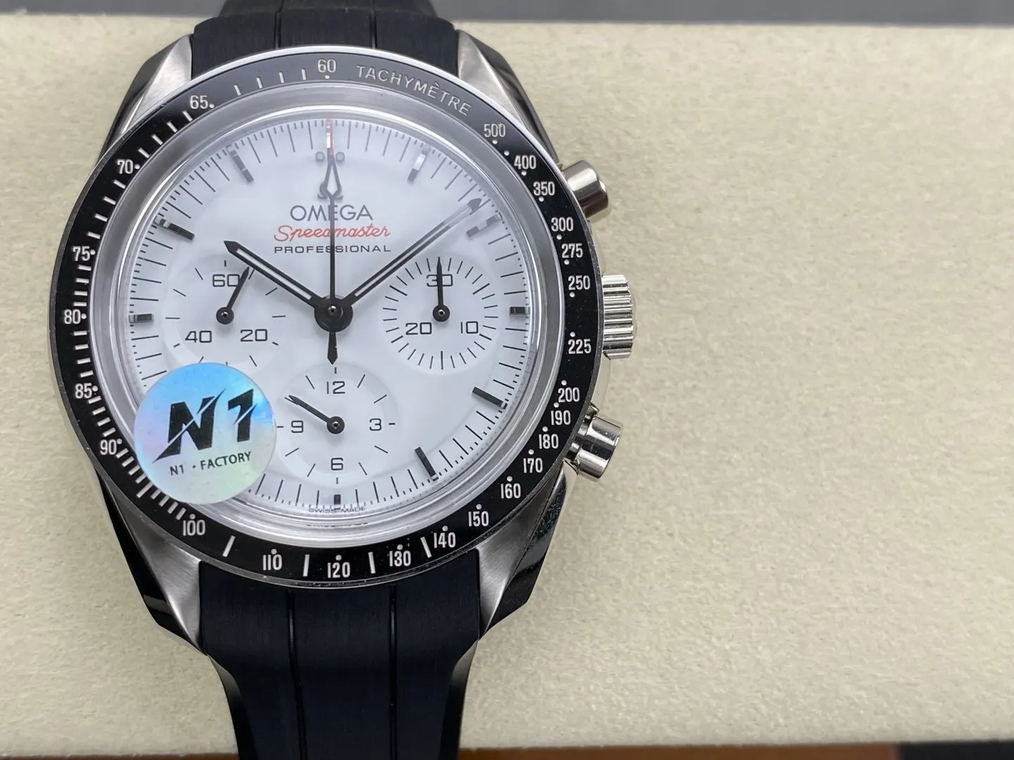 Omega 其造型灵感源自登上月球的第四代超霸腕表的不对称表壳 手錶 經典腕表款