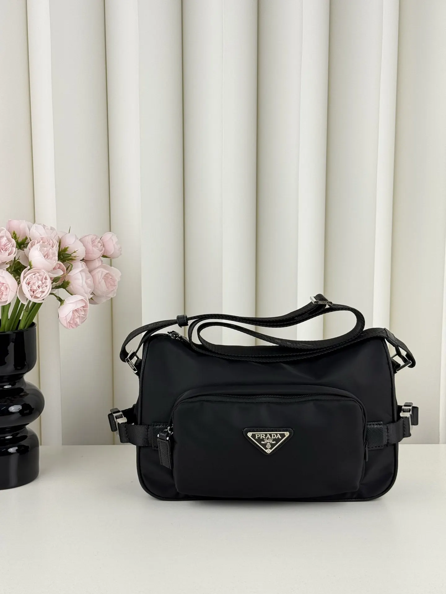 PRADA Re-Nylon尼龍 Saffiano十字纹牛皮 三角标 邮差包 通勤百搭款