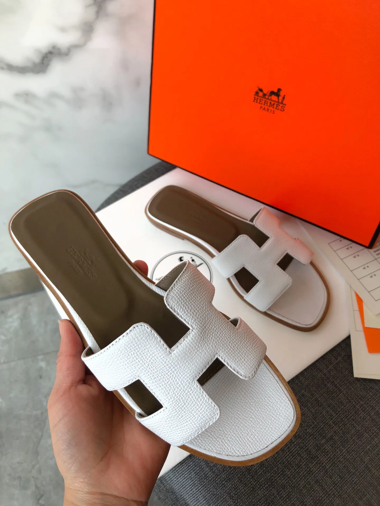 Hermes Oran 经典色时下最流行 小牛皮 拖鞋 舒適百搭款