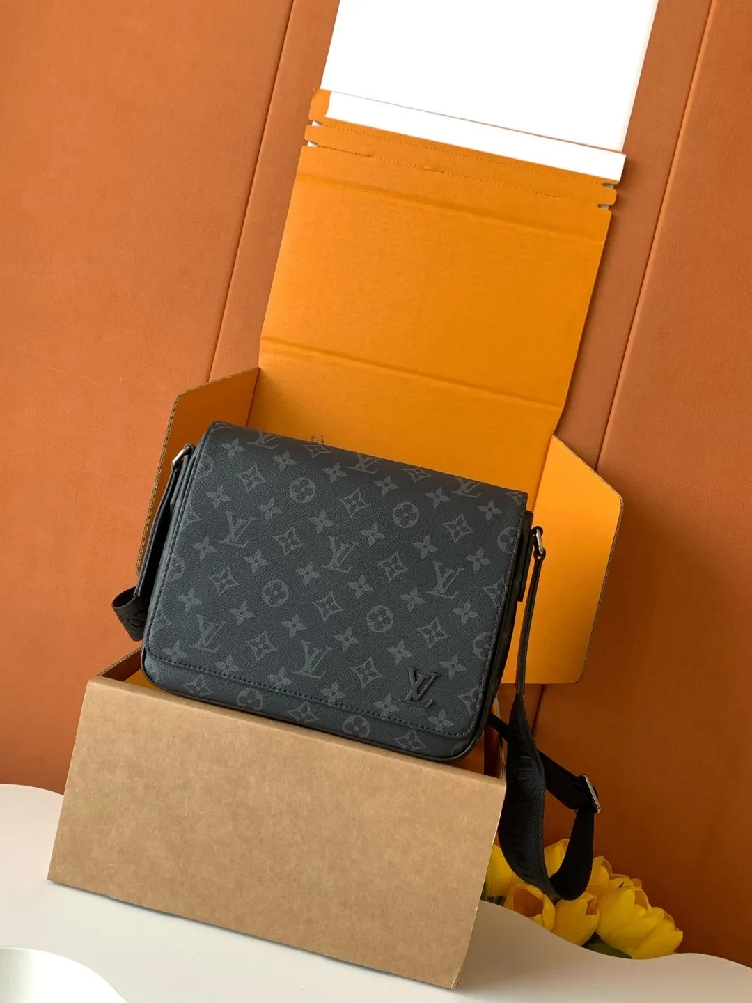 LV 黑色壓紋鏈條小方包 斜挎款