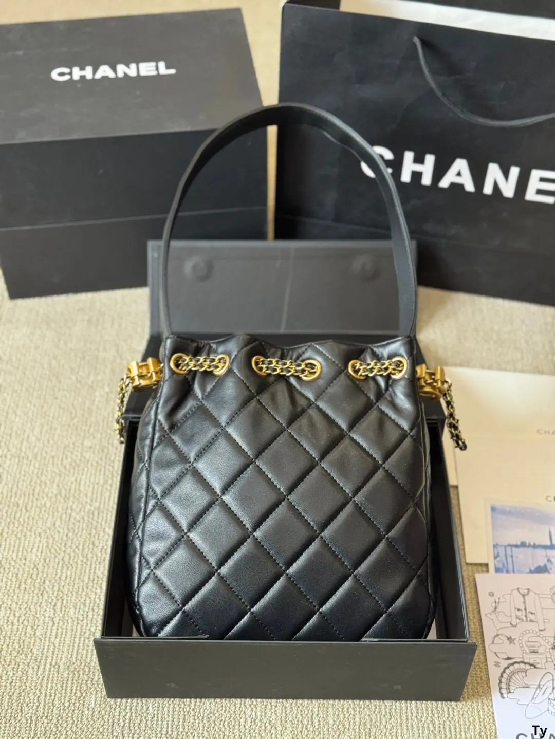 随便怎么背都好看 水桶嬉皮包 嬉皮真的很適合 水桶包 休閒水桶款