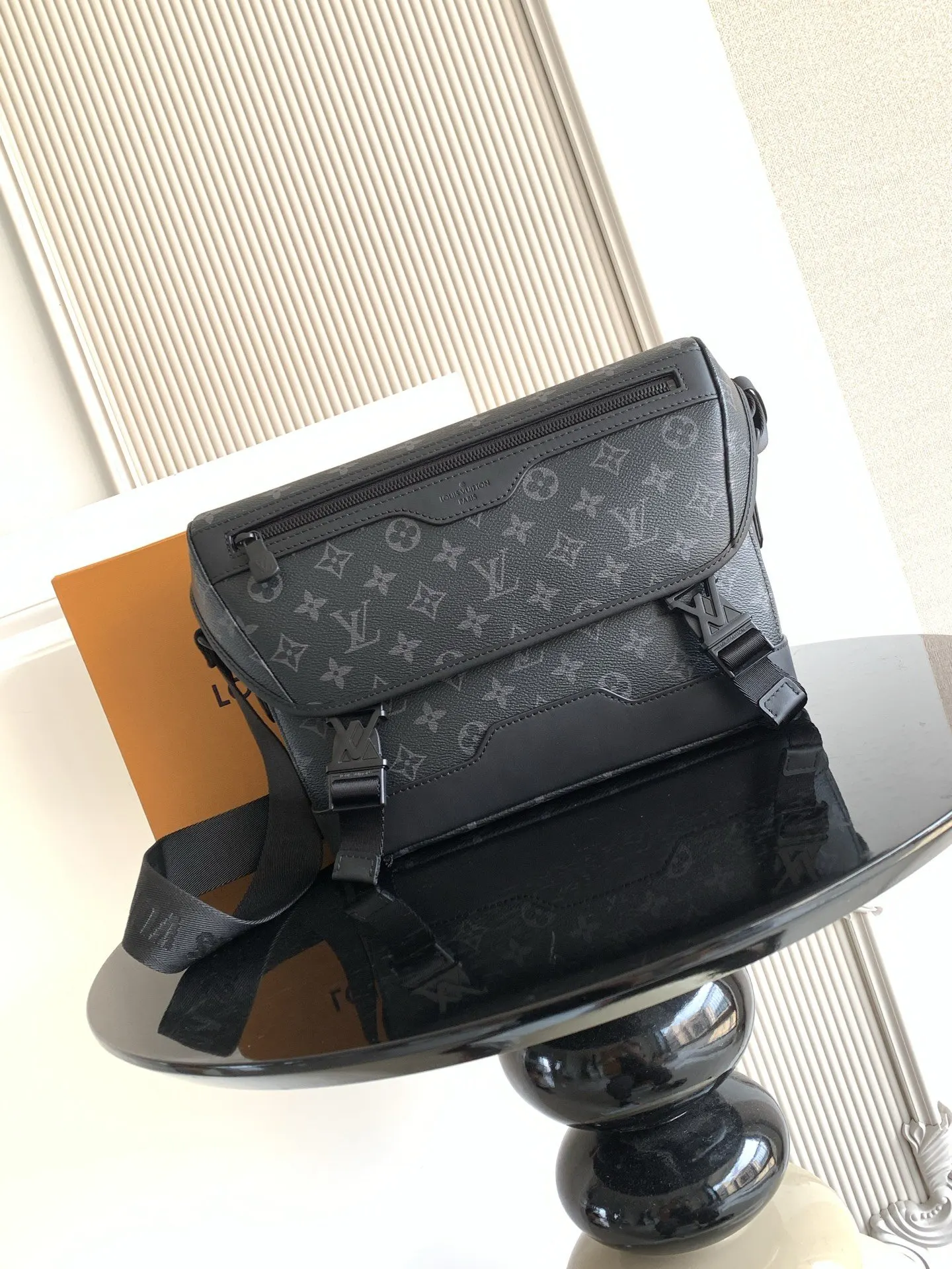 LV 黑色壓紋小方包 單肩斜挎款