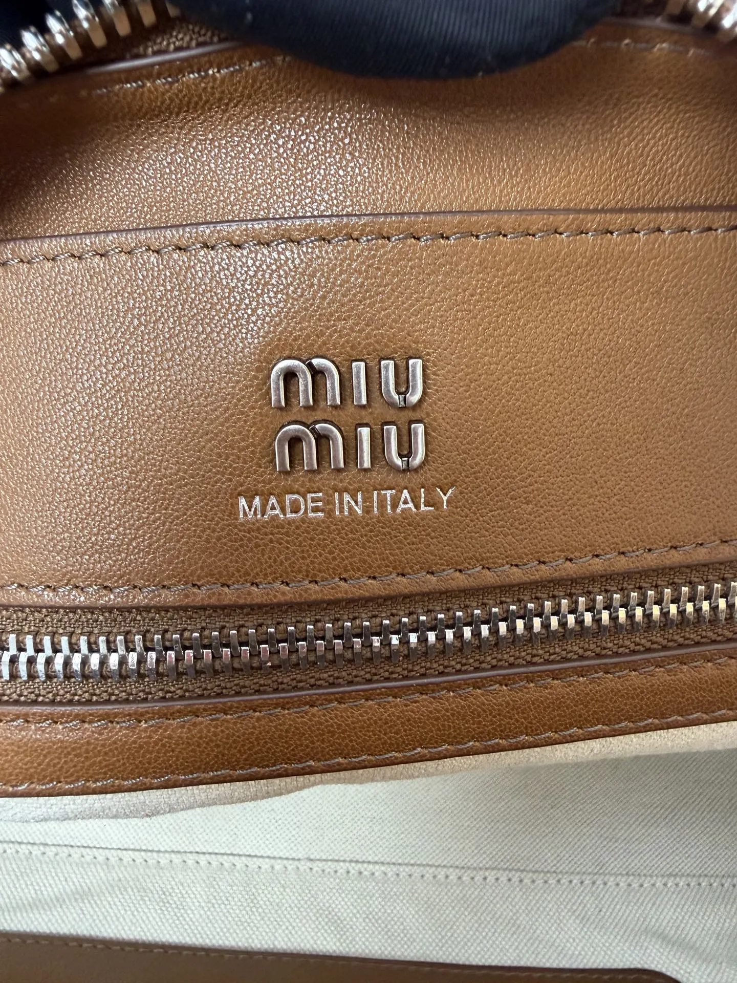 Miu 棕色 小牛皮 斜背包 輕便斜挎款