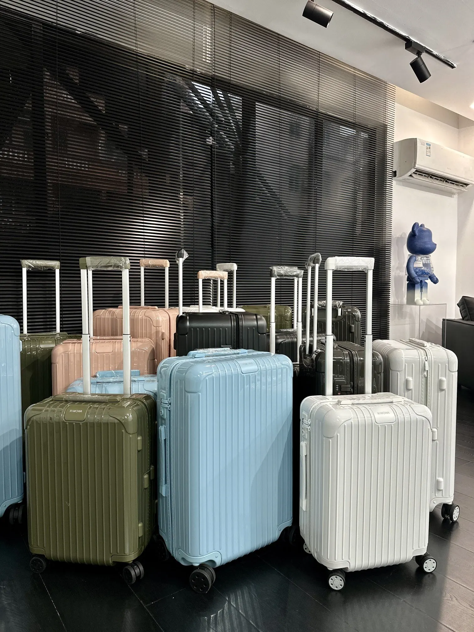 收到一批zheng品行李箱 都是 来的 旅行拉杆款 轻便出行款
