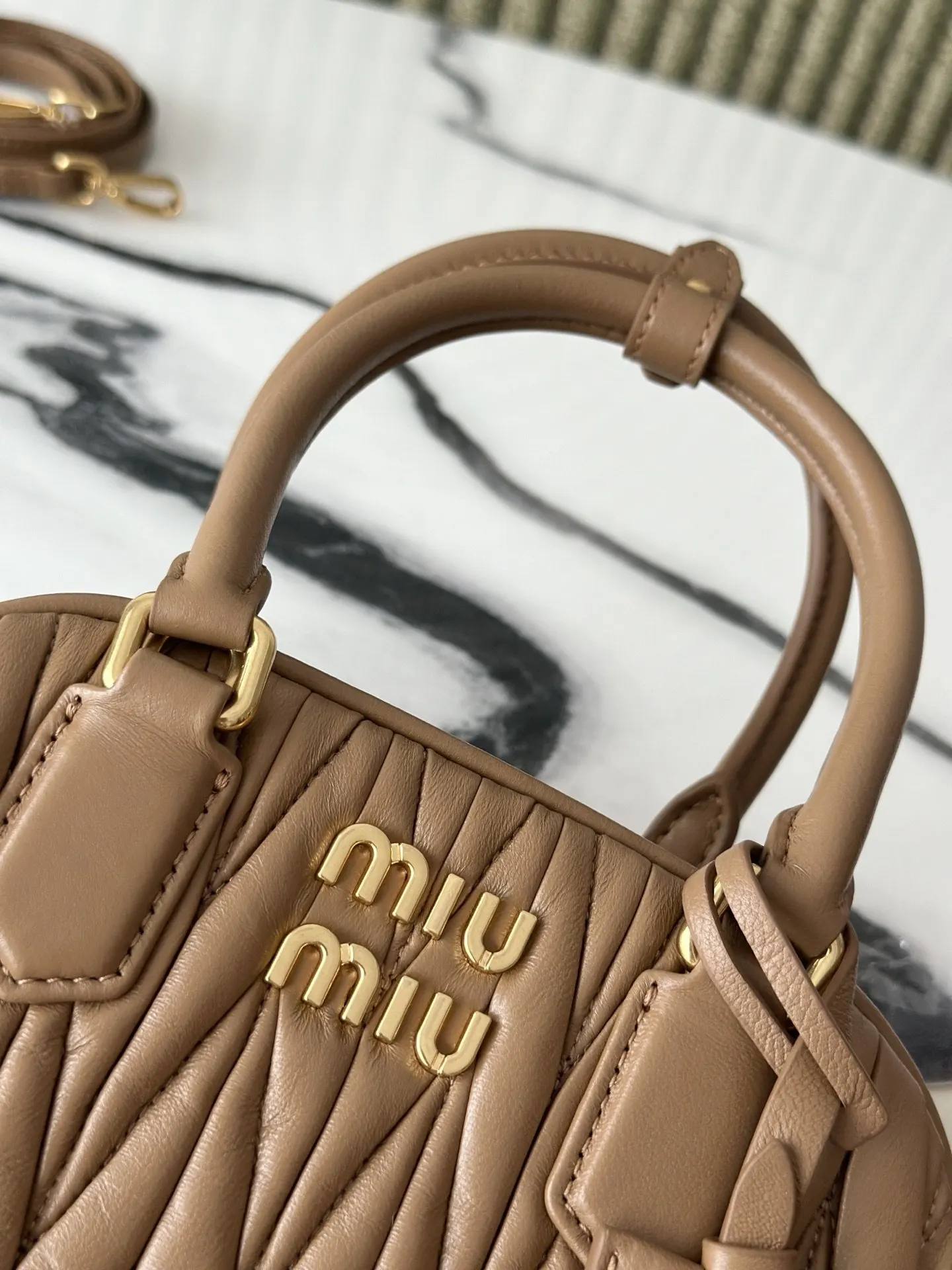 Miu 白色 金色 羊皮 斜背包 輕便斜挎款