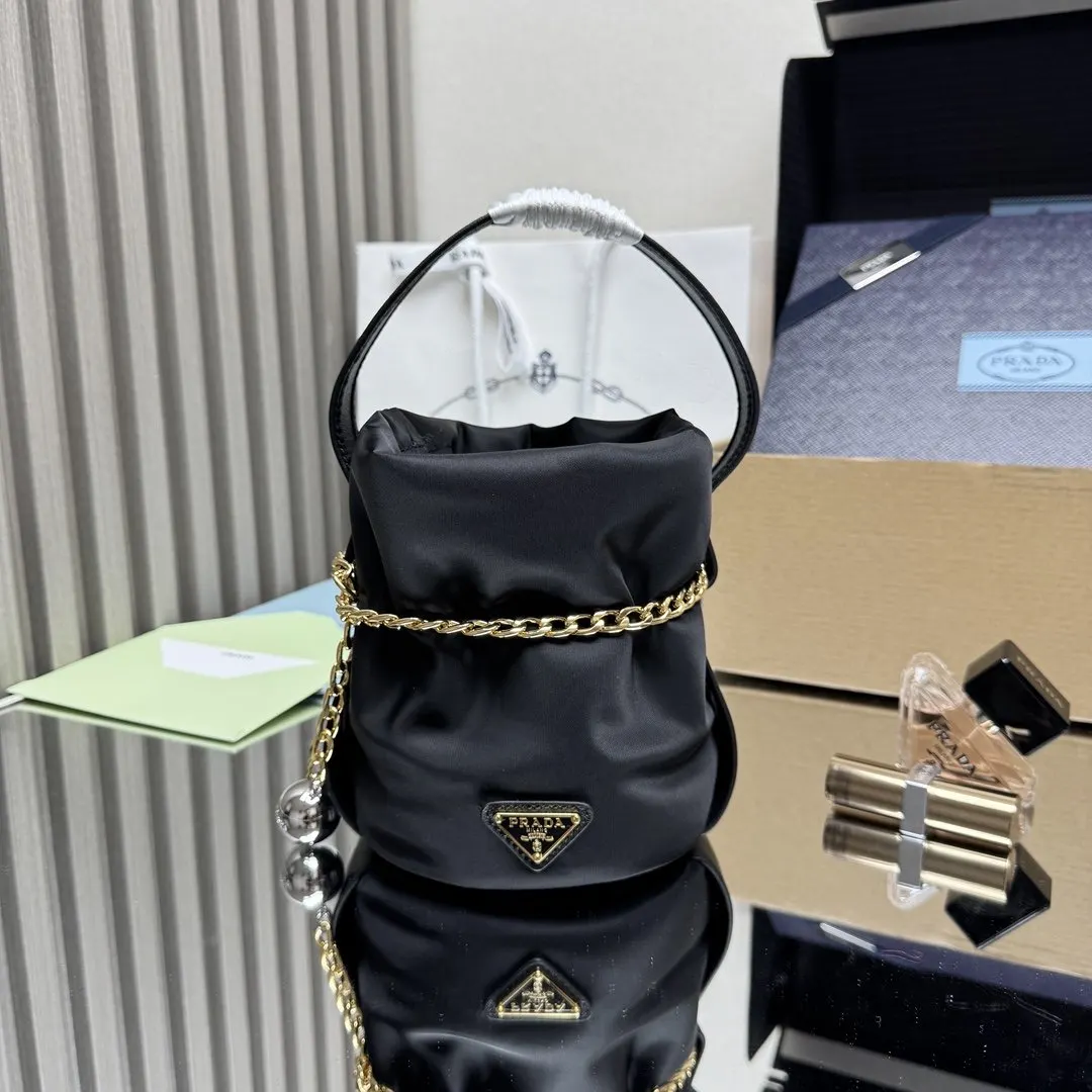 小牛皮 走秀款 发财小水桶 发财小水桶采用进 水桶包 休閒水桶款