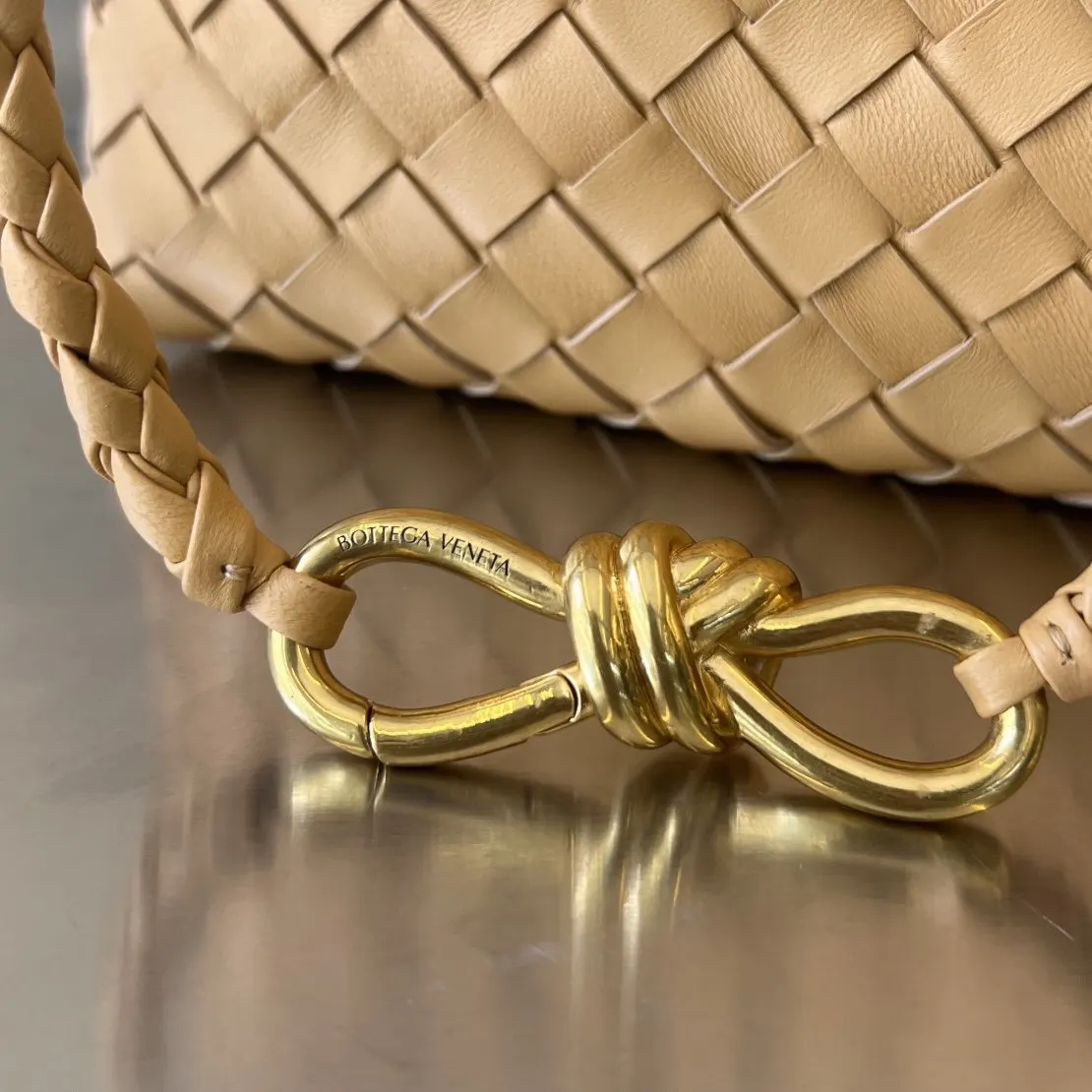 Bottega Veneta 金色 羊皮 斜背包 輕便斜挎款