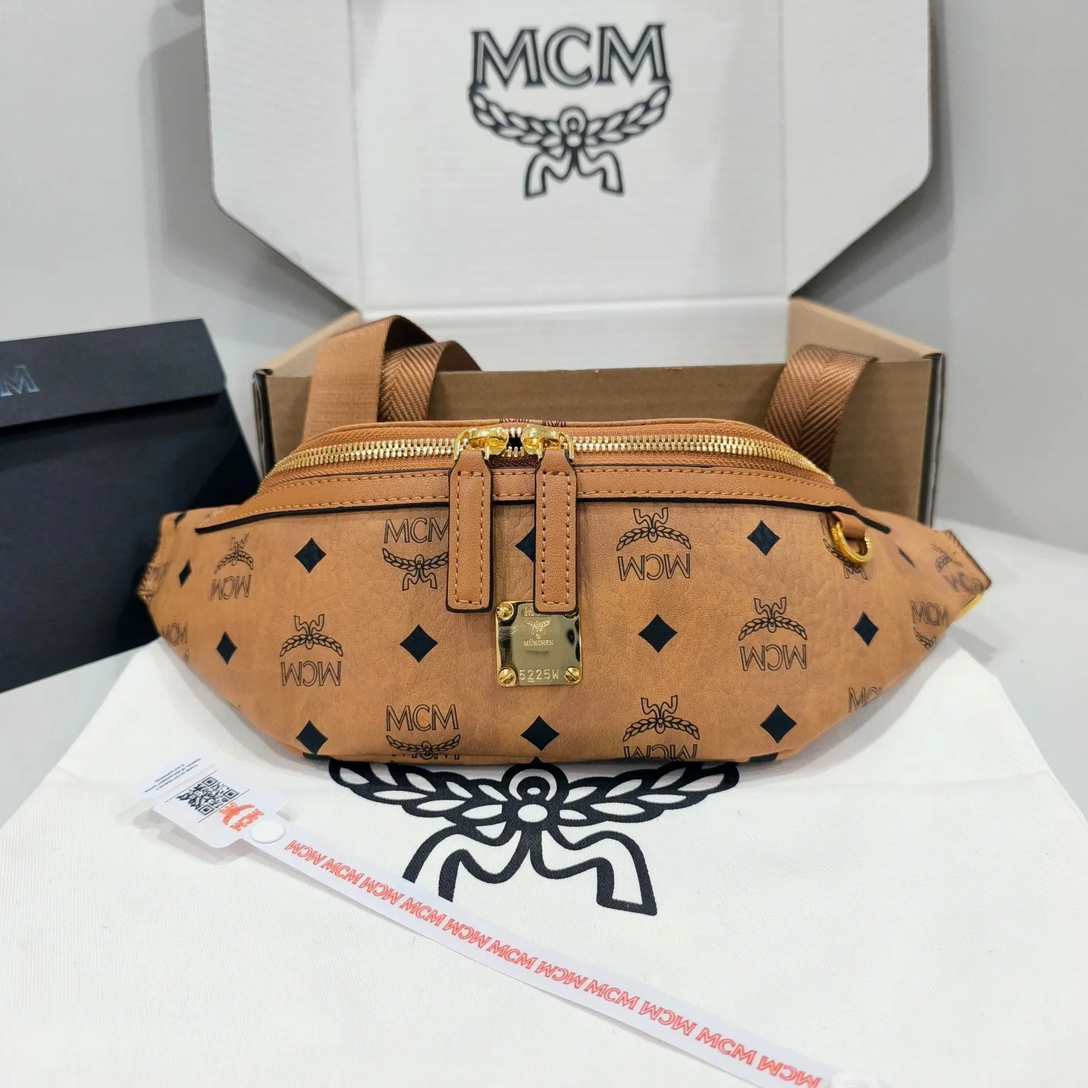 帆布 MCM Stark Visetos腰包」 由涂层帆布 
