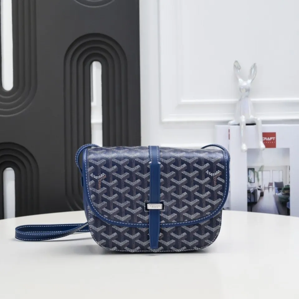 Goyard 皮質镶边以线条的方式凸显出包身轮廓 翻盖的皮質内衬亦 收納包 旅行收納款