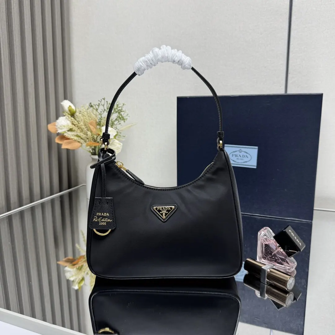 PRADA Re-Nylon尼龍 Saffiano十字纹牛皮 双D扣 腋下包 日常通勤款
