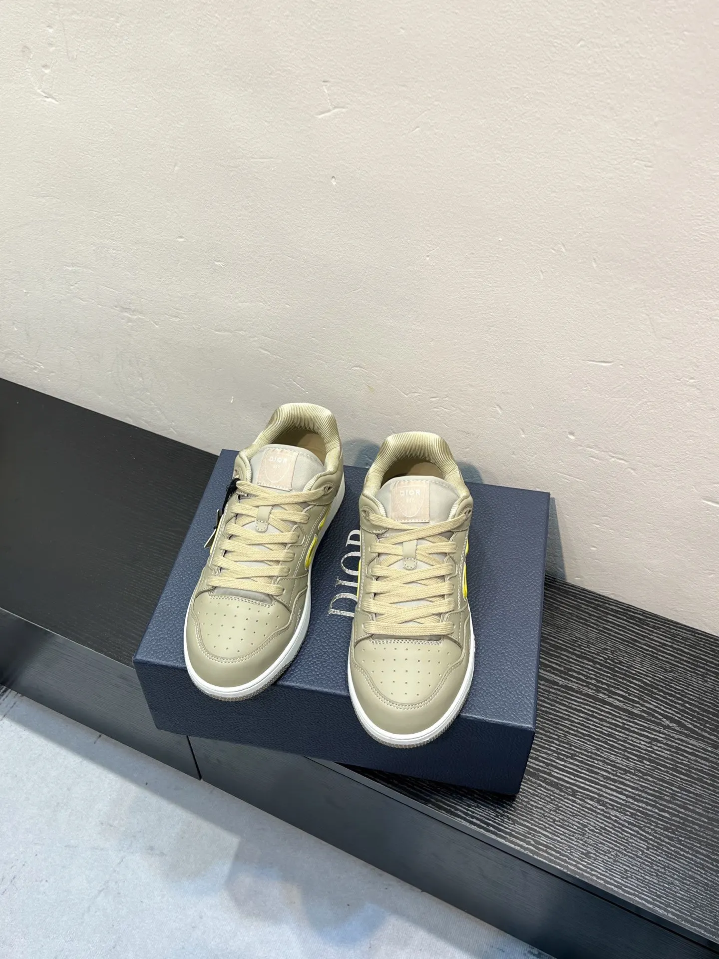 Dior Oblique white calfskin shoes, comfortable and versatile
