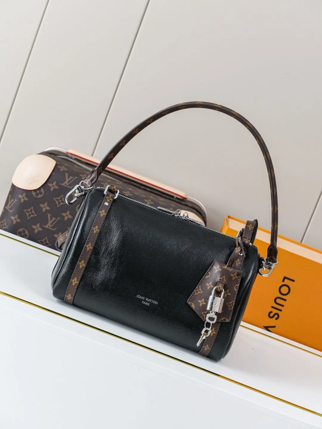LV 牛皮 内衬点缀标志性 Mo图案 手提包 通勤手提款