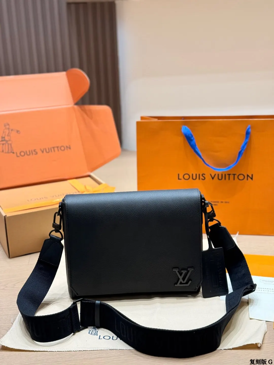LV 黑色 小牛皮 版 牛皮 黑色牛皮邮差包​​ 黑色牛皮邮差包 斜挎包 轻便斜挎款