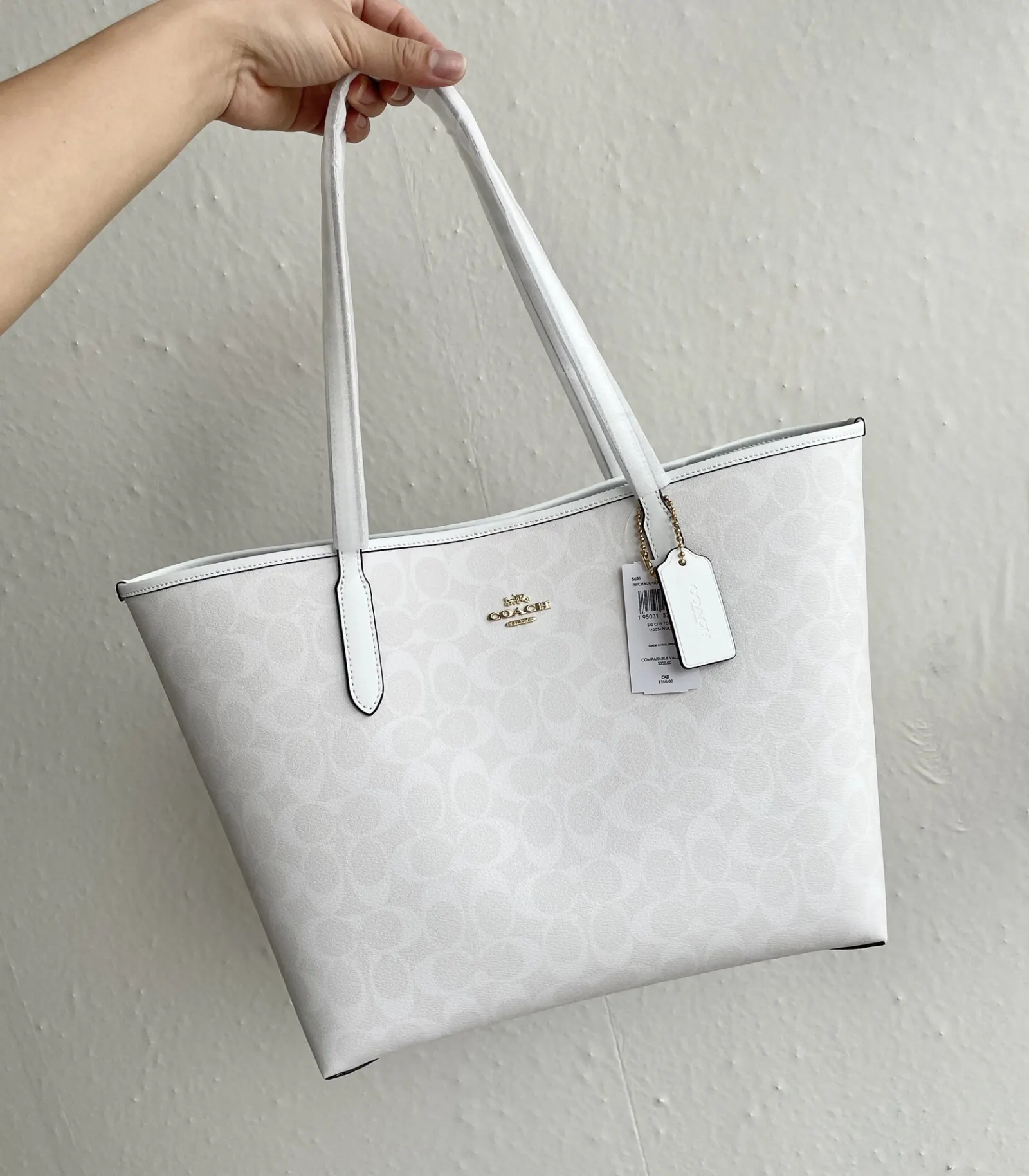 Coach 老花 帆布 新奥莱款双面托特包 的老花图案可以 大容量托特款