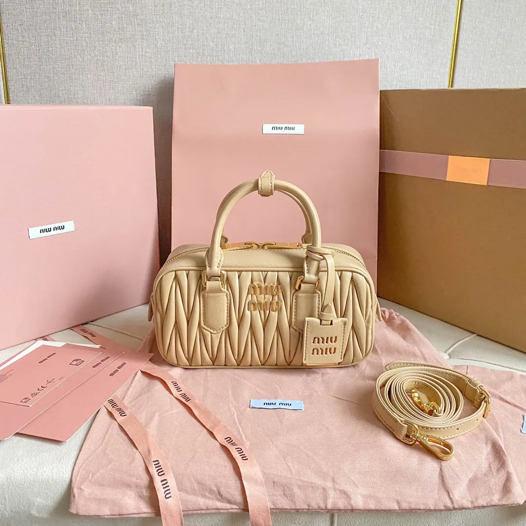 Miu 羊皮 斜挎包 轻便斜挎款