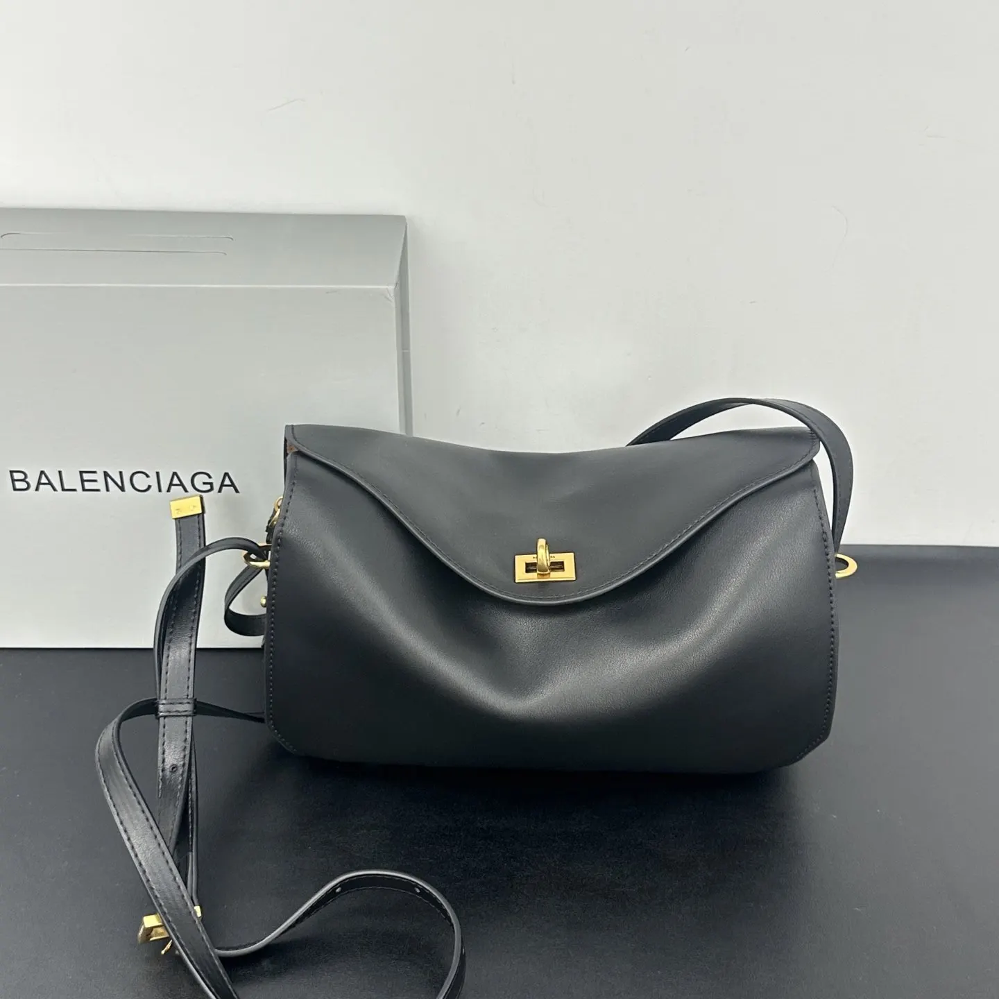 Balenciaga 牛皮 斜背包 日常搭配款