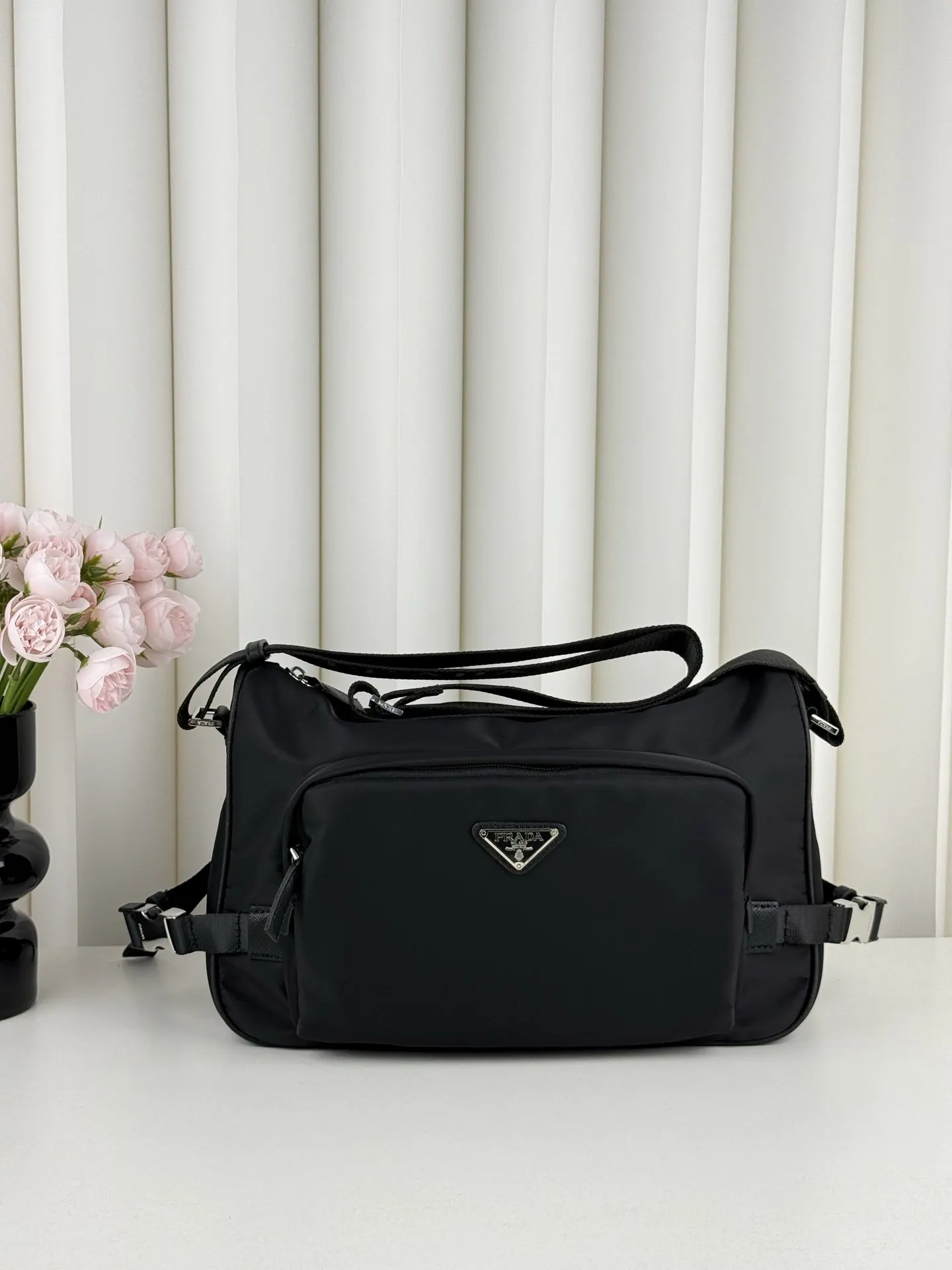 PRADA Re-Nylon尼龍 Saffiano十字纹牛皮 三角标 邮差包 通勤百搭款