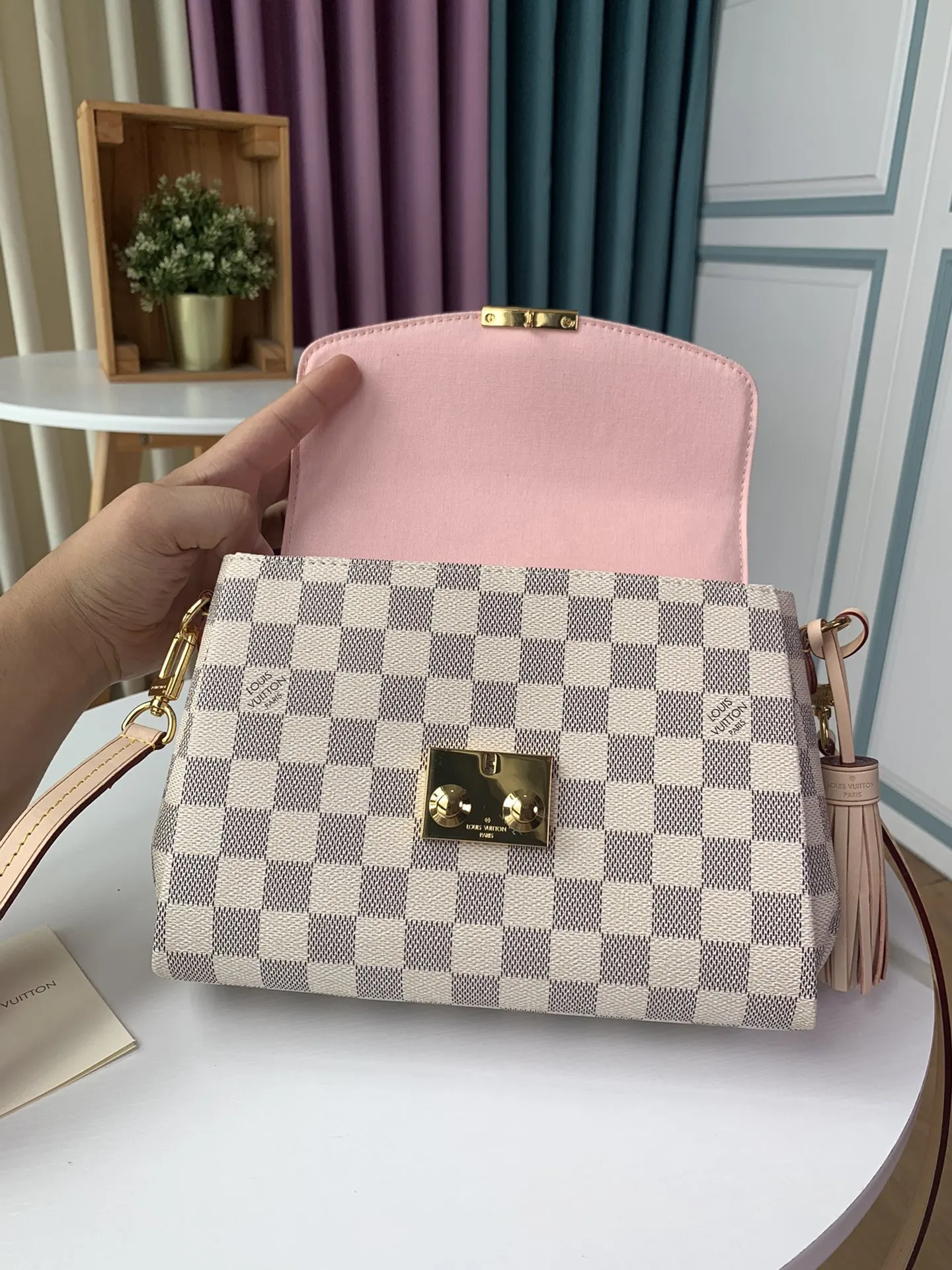 LV 品牌 精工之作 斜挎包 轻便斜挎款
