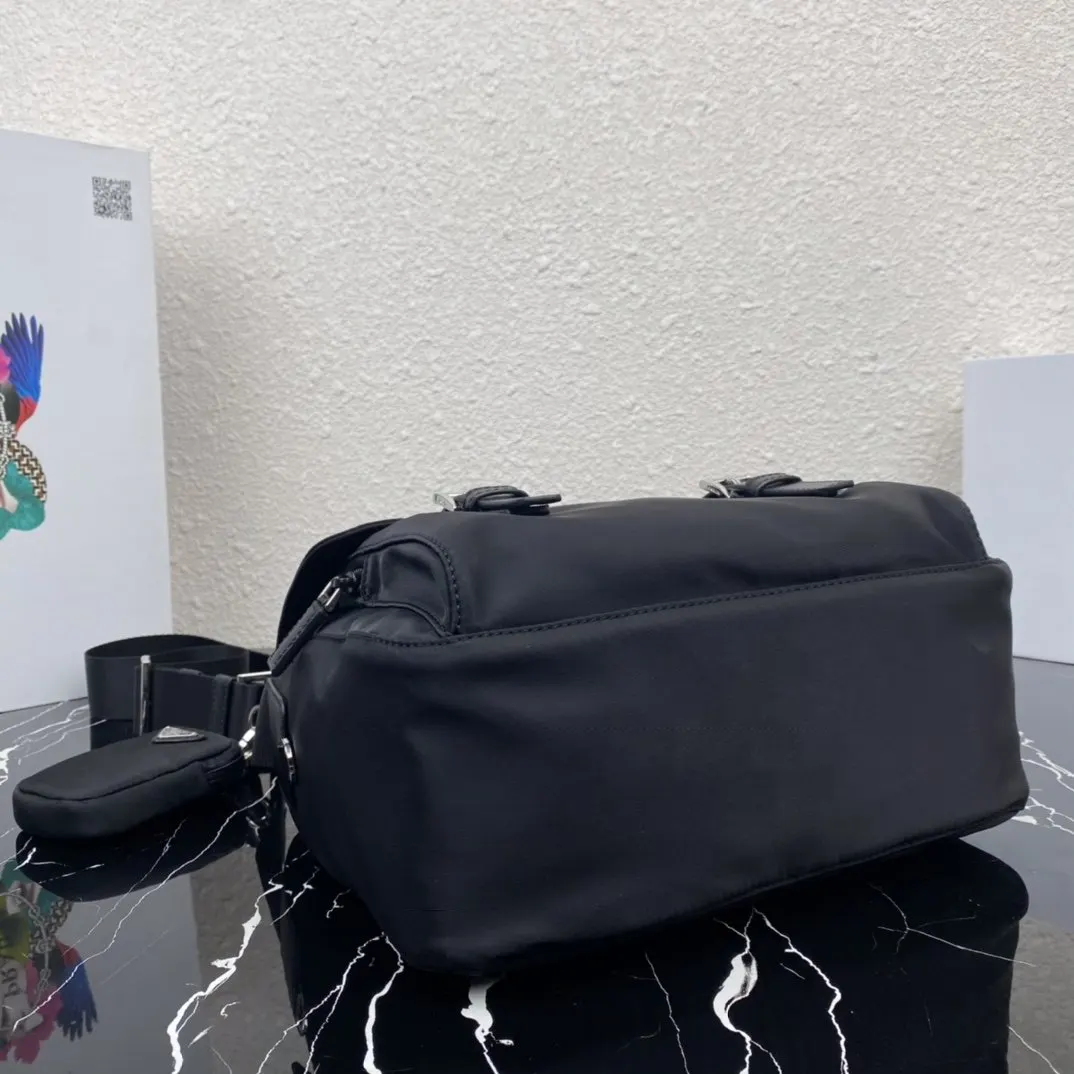 Prada 尼龍 斜背包 輕便斜挎款