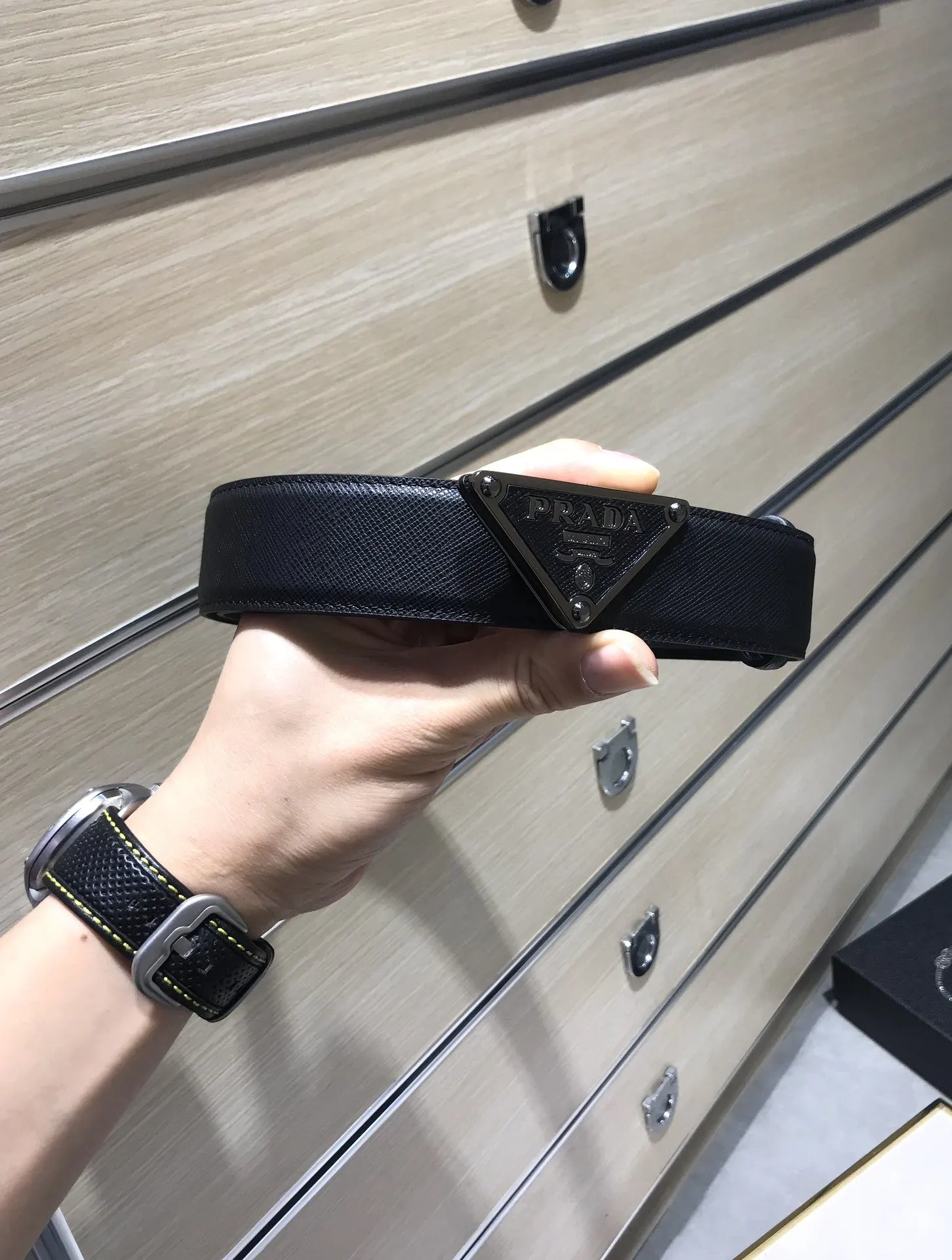 PRADA 牛皮 三角标 腰帶 通勤搭配款