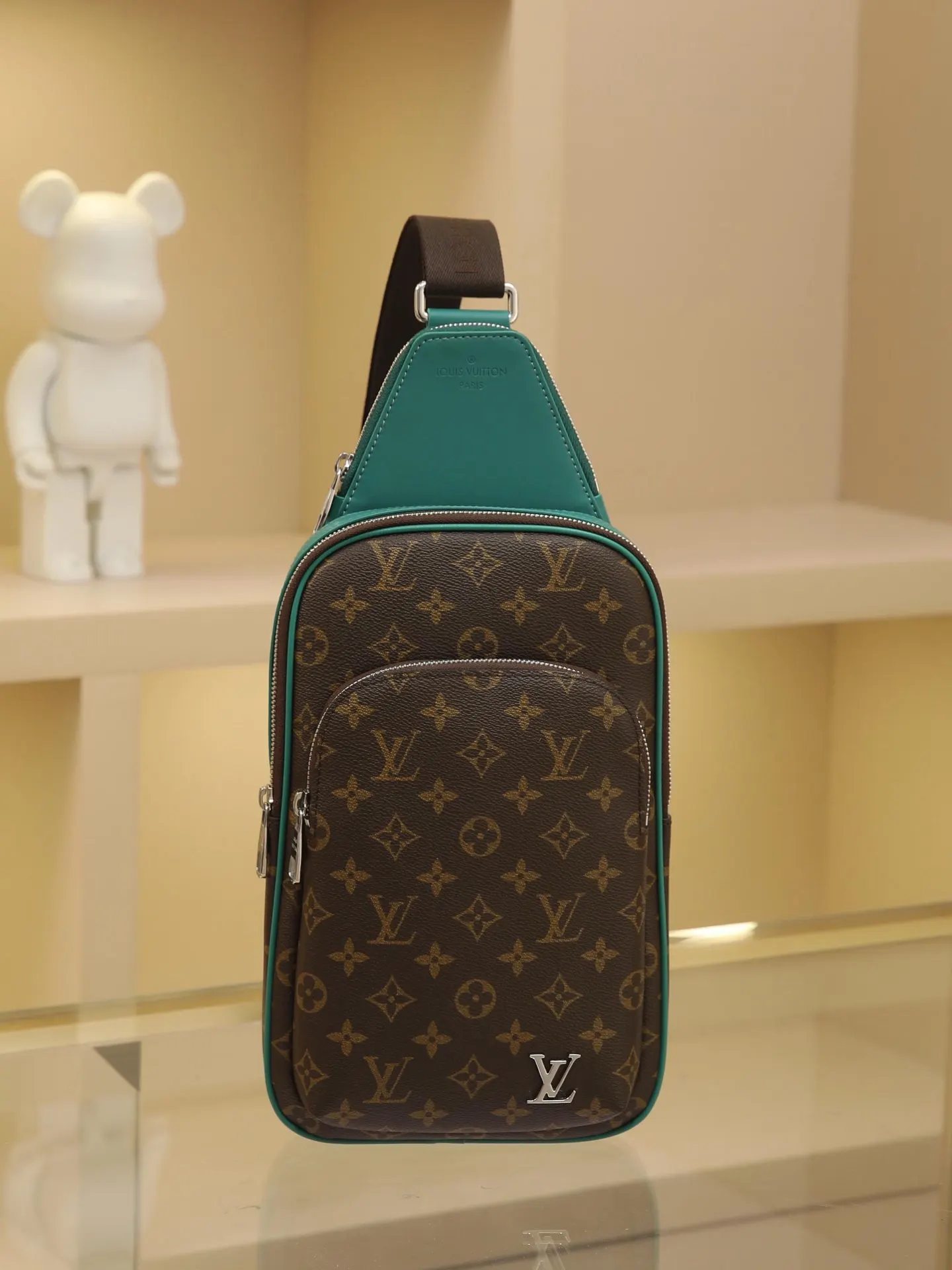 LV 老花 牛皮 可调节锦纶肩带可通过 形环固定于左右两侧 帆布肩 單肩包 日常單肩背款