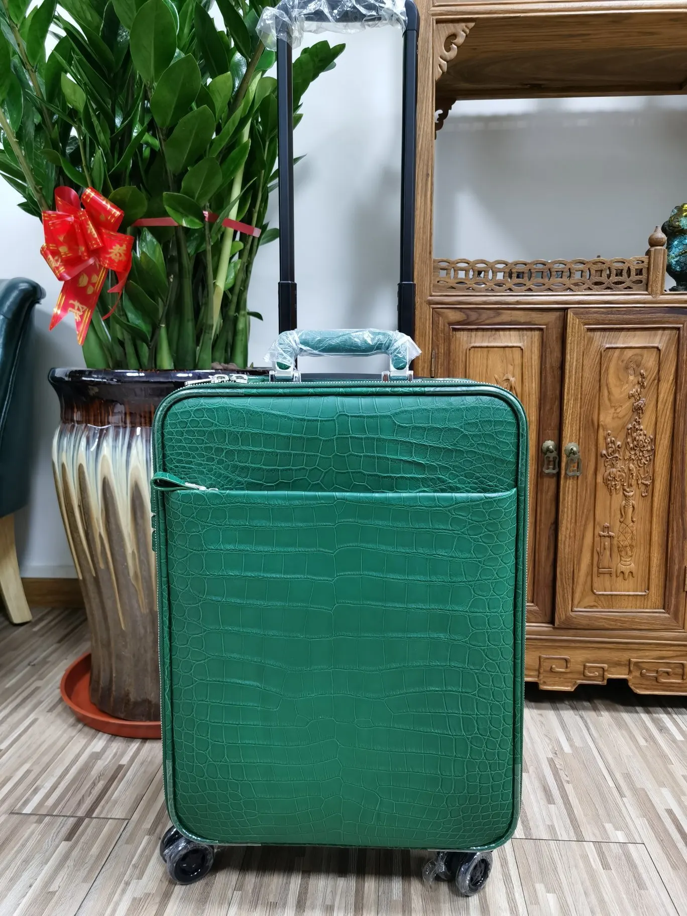 祖母绿哑光鳄鱼肚皮 寸行李箱 零瑕疵一件代发 祖母 旅行拉杆款 轻便出行款