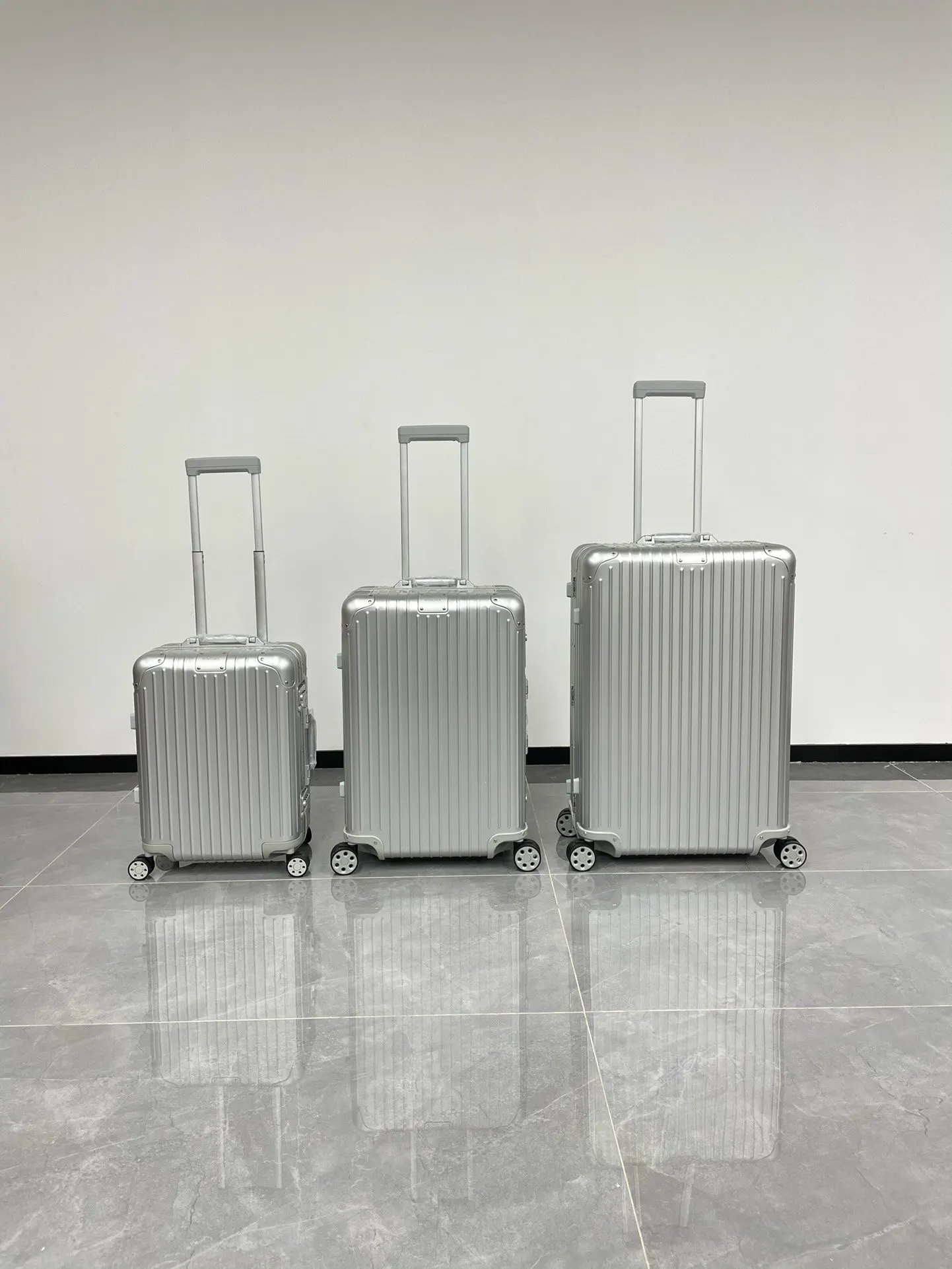 黑色 銀色 日默瓦rimowa拉杆箱行李箱登机箱旅行箱方胖子運動 旅行拉杆款 輕便出行款
