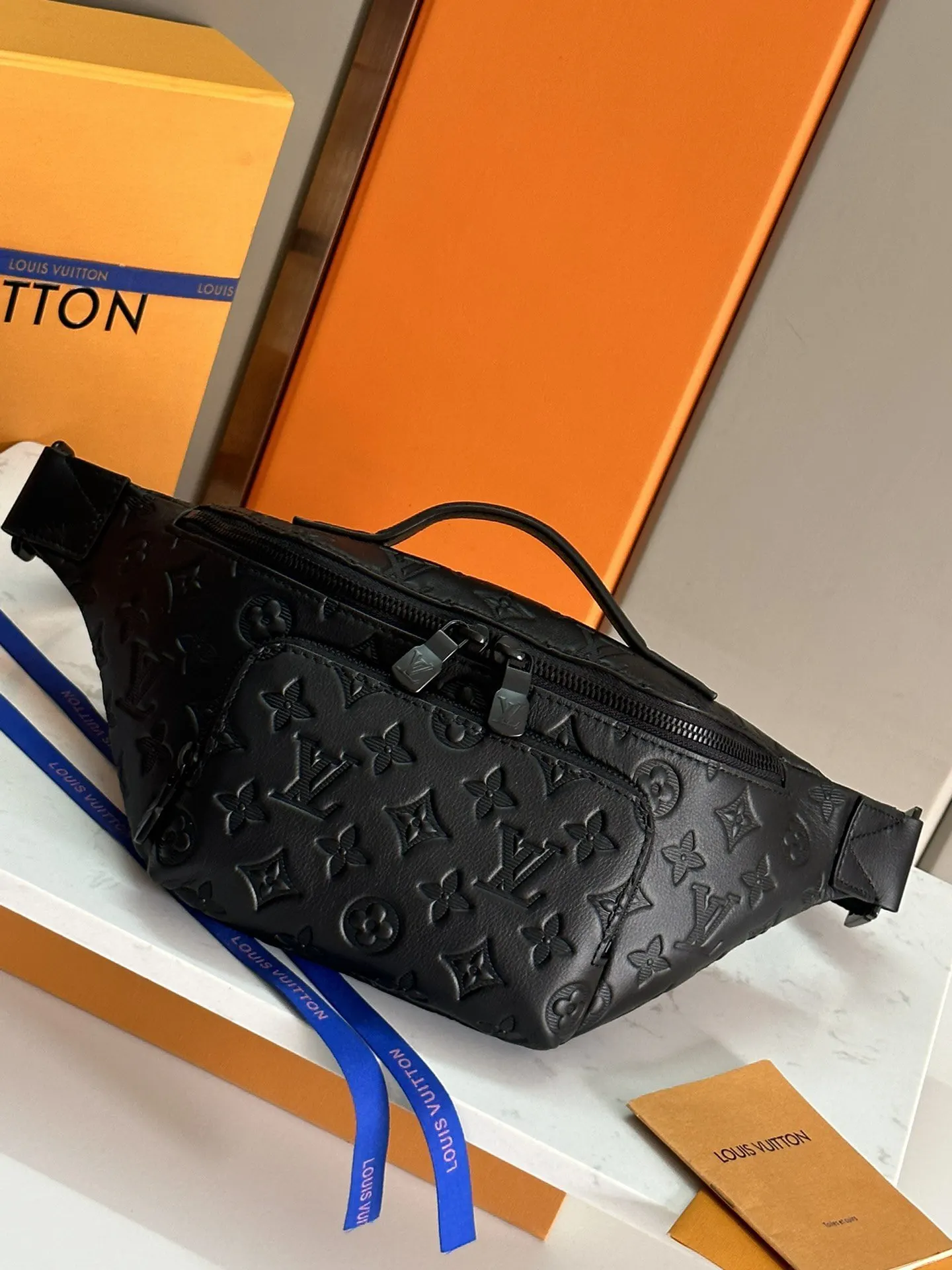 黑色 牛皮 贴身构型方便取放主隔层物品 可调节背带实现系腰 肩背 腰包 休闲腰包款