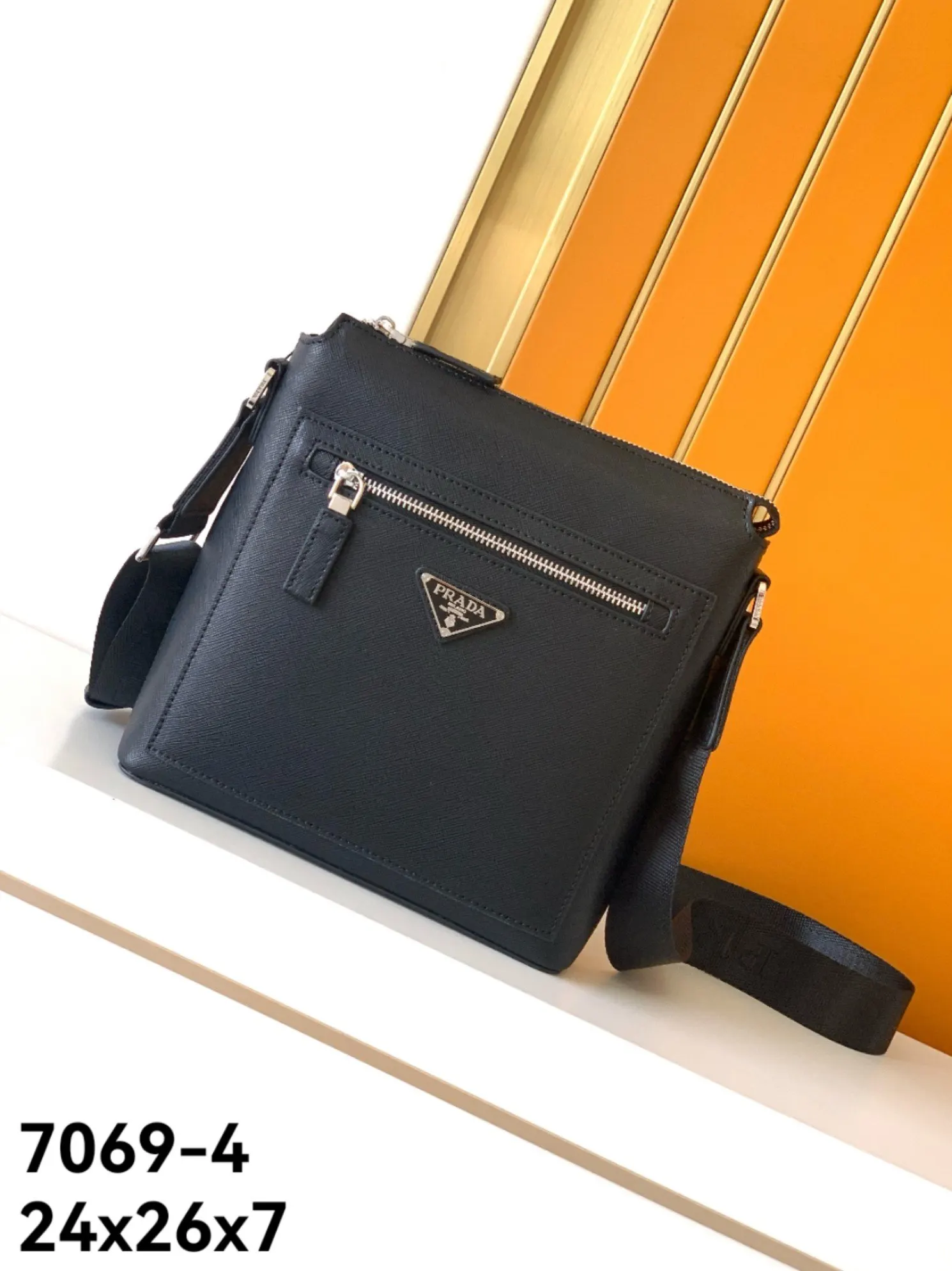 PRADA 黑色 Logo 斜背包 日常通勤款
