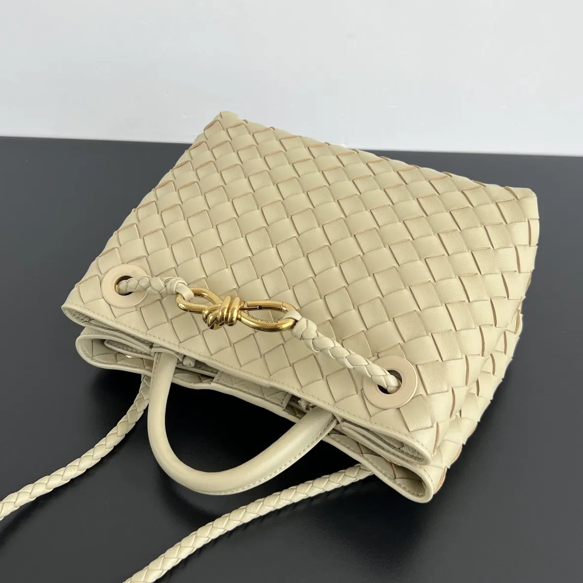 Bottega Veneta 金色 羊皮 斜挎包 轻便斜挎款