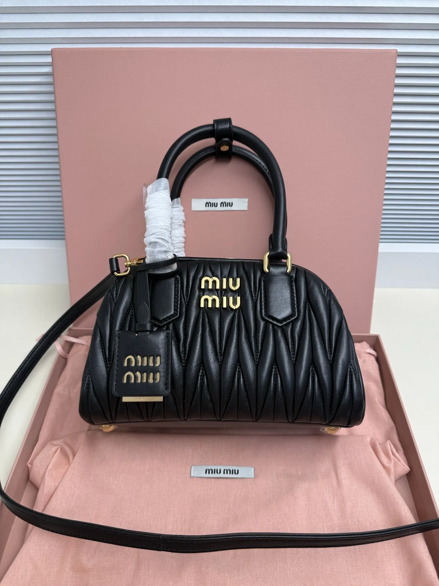 Miu 黑色 羊皮 斜挎包 轻便斜挎款