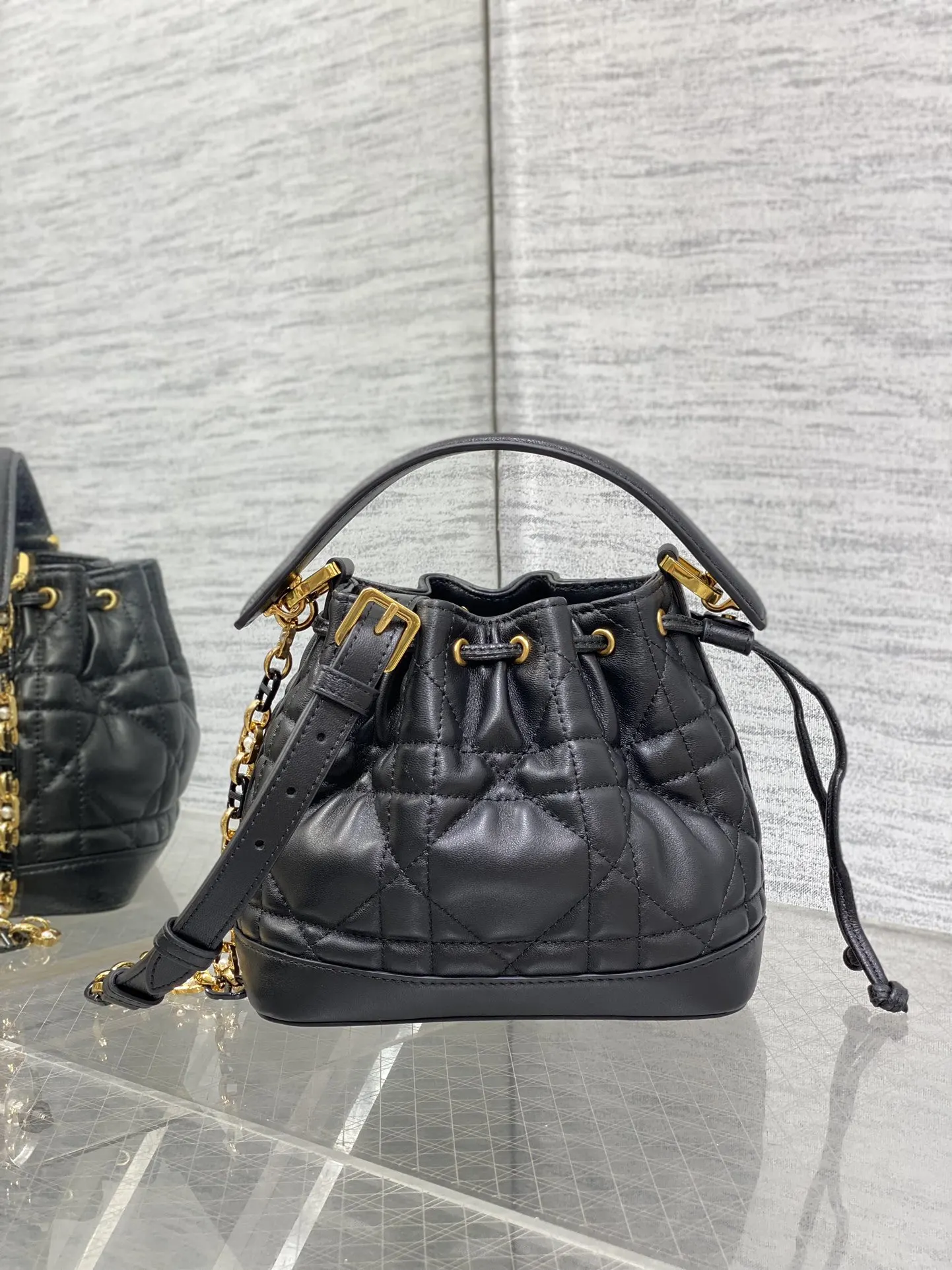 Dior 牛皮 全套 砖柜最新Jolie系列水桶包 优 鏈條包 精致鏈條款
