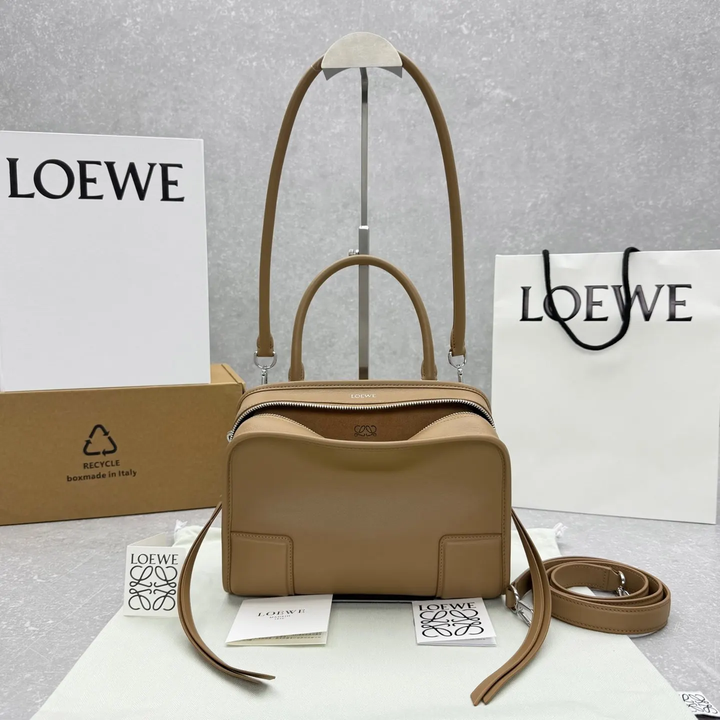 Loewe 皮革 斜背包 輕便斜挎款