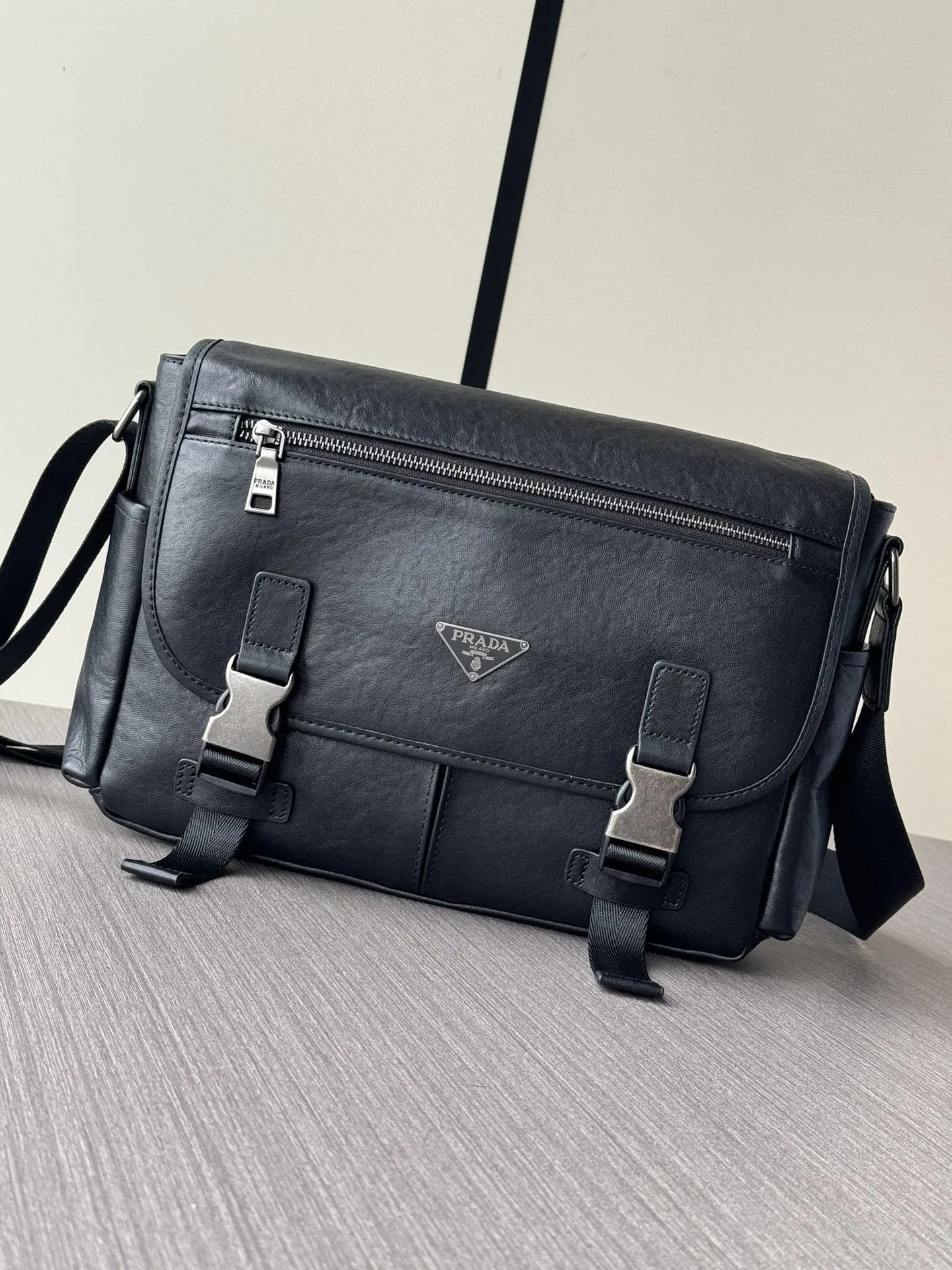 PRADA 黑色 牛皮 Logo 斜背包 日常通勤款