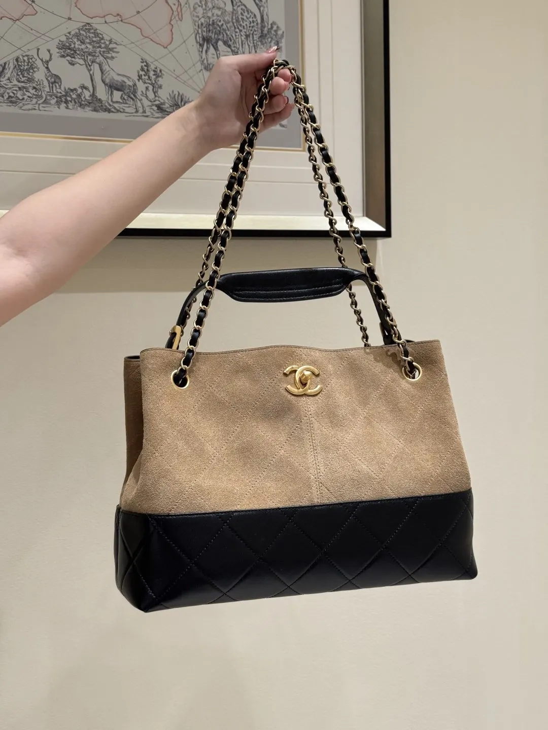 CHANEL Lambskin Hobo armpit bag, one shoulder back