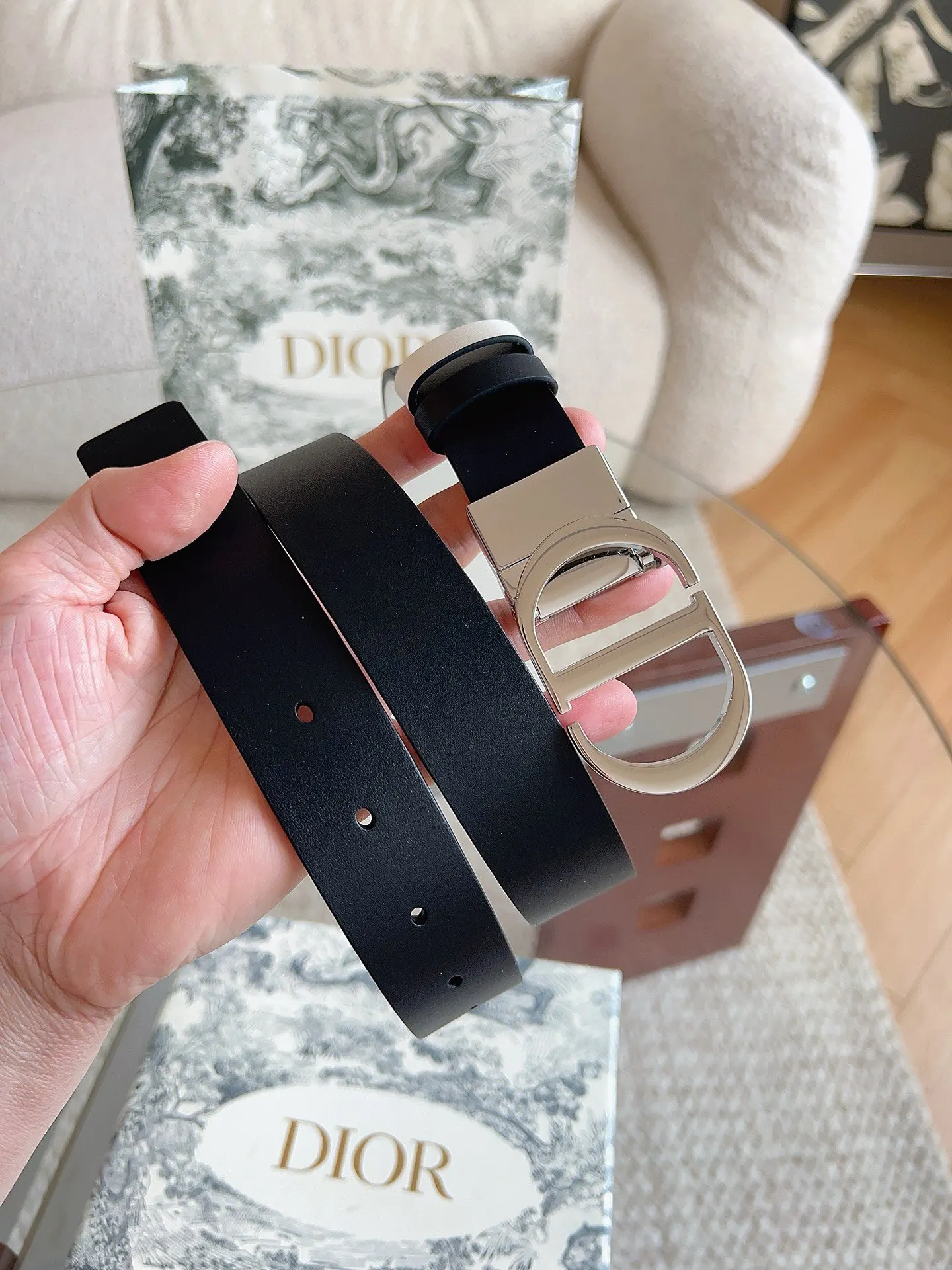 Dior 30 Montaigne black calfskin belt, exquisite accessories