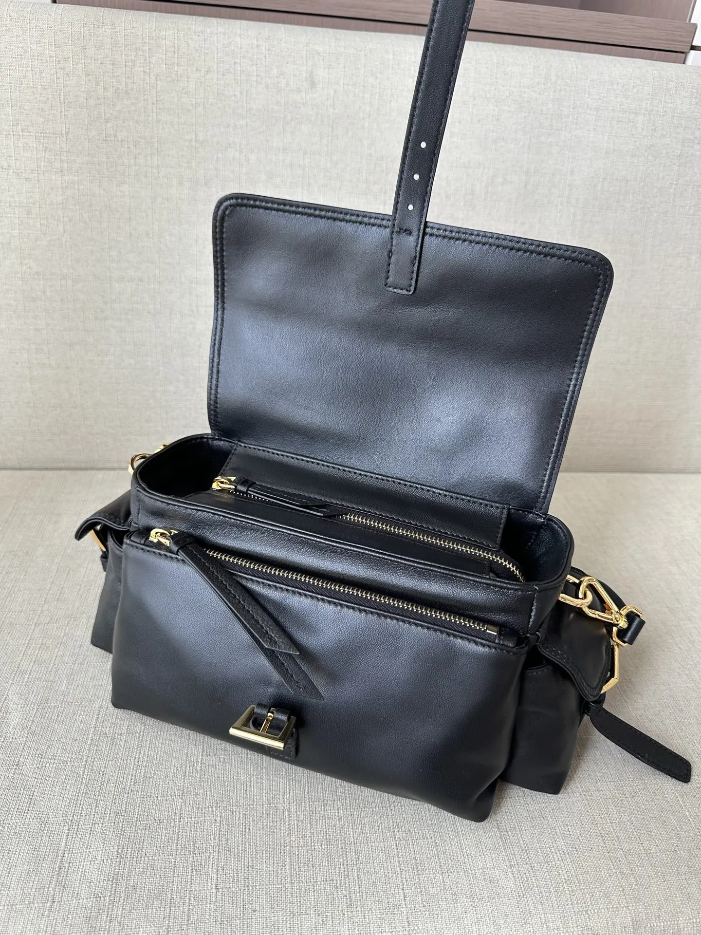 Prada 小牛皮 意大利全进口纳帕小牛皮 單肩包 日常單肩背款