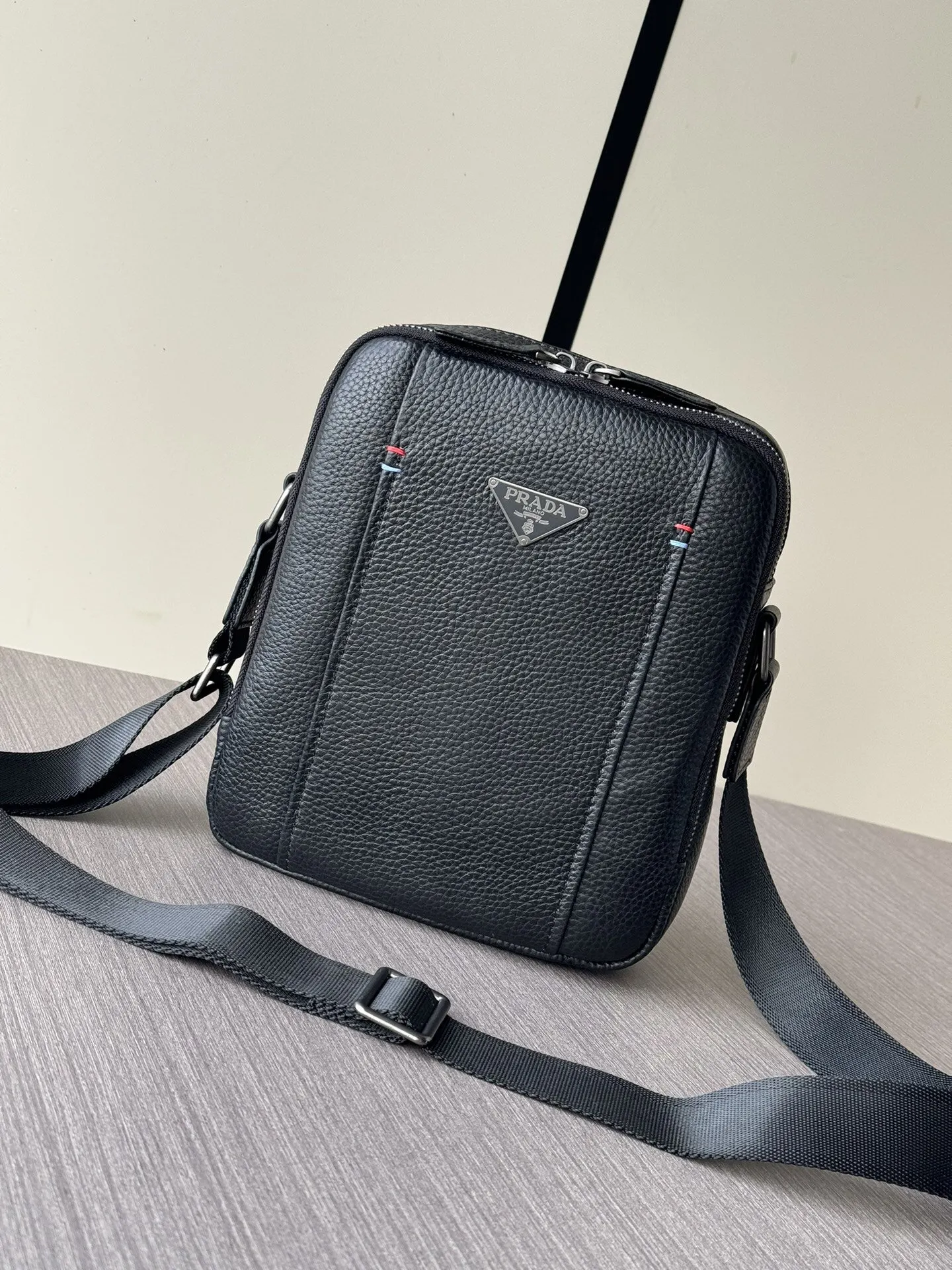 PRADA 黑色 牛皮 Logo 斜背包 日常通勤款