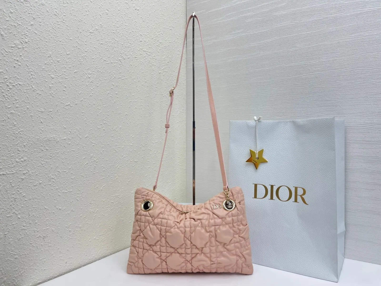 Dior 突显饰以蓬蓬超大藤格纹的新材质 为经典图案注入立体风 链条包 精致链条款