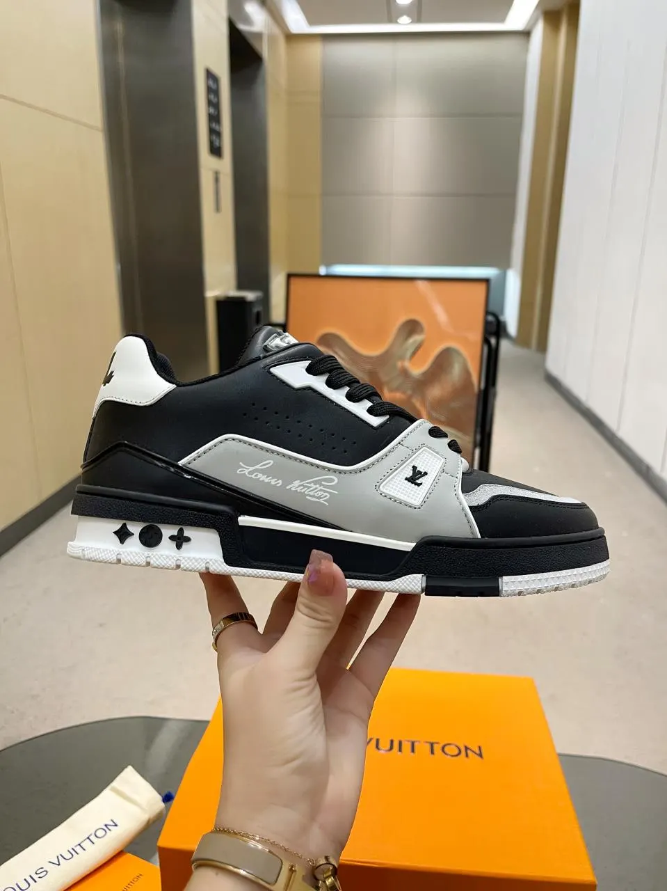 LV Casual Versatile