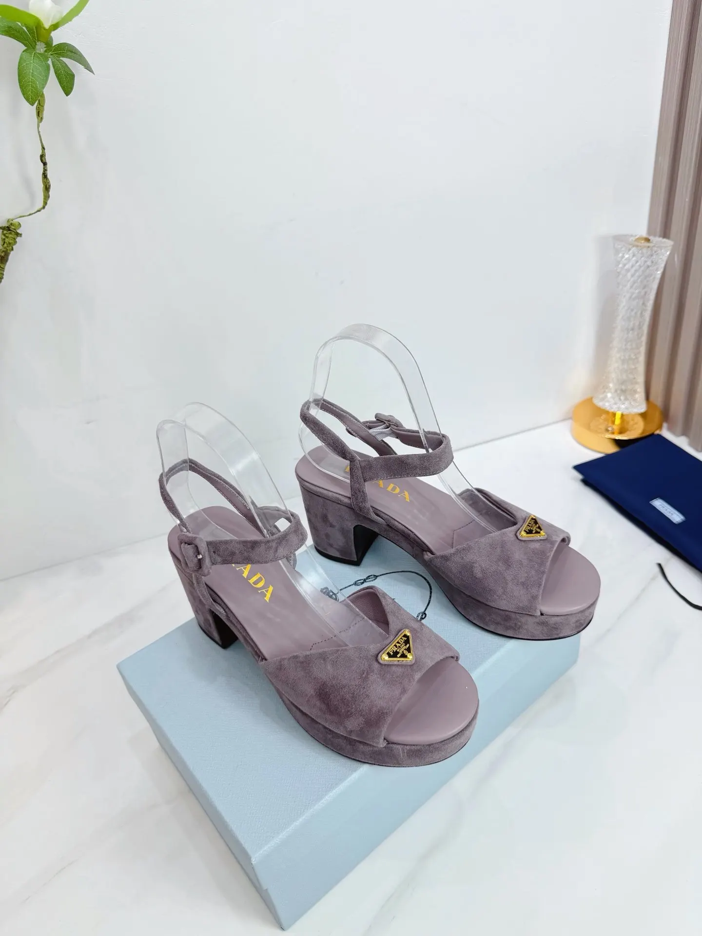 PRADA 羊皮 休閒鞋 舒適百搭款