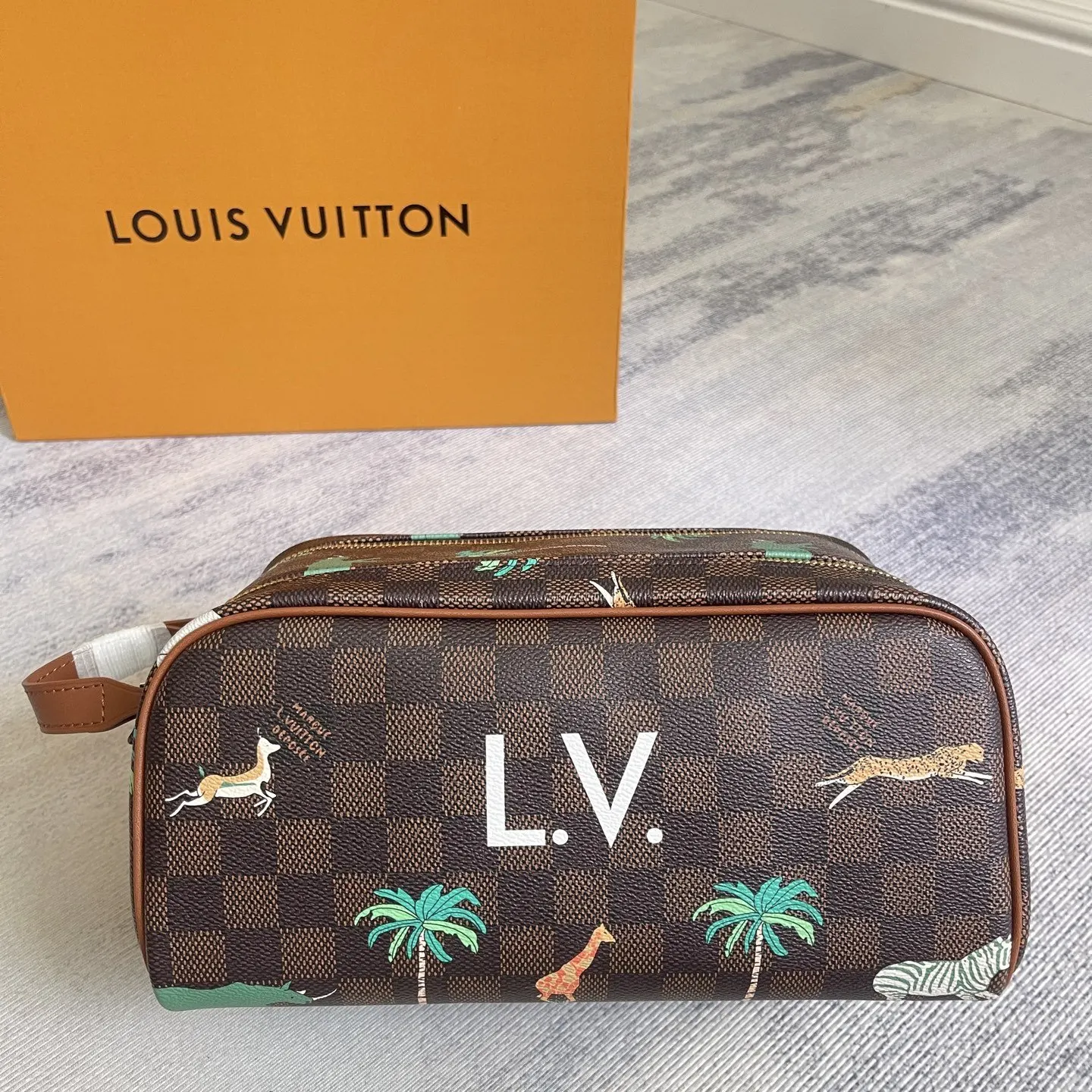 LV 牛皮 皮质宽手柄可舒适提携 亦可置于挂钩上 实乃不可或