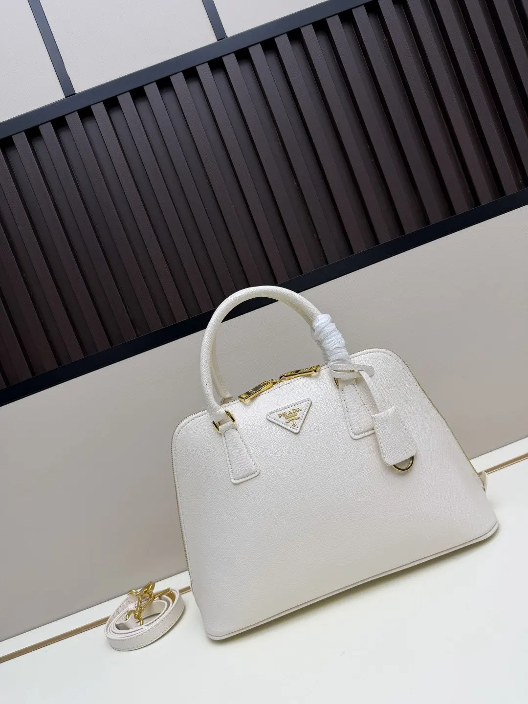 PRADA Saffiano十字纹牛皮 Logo 手提包 日常通勤款