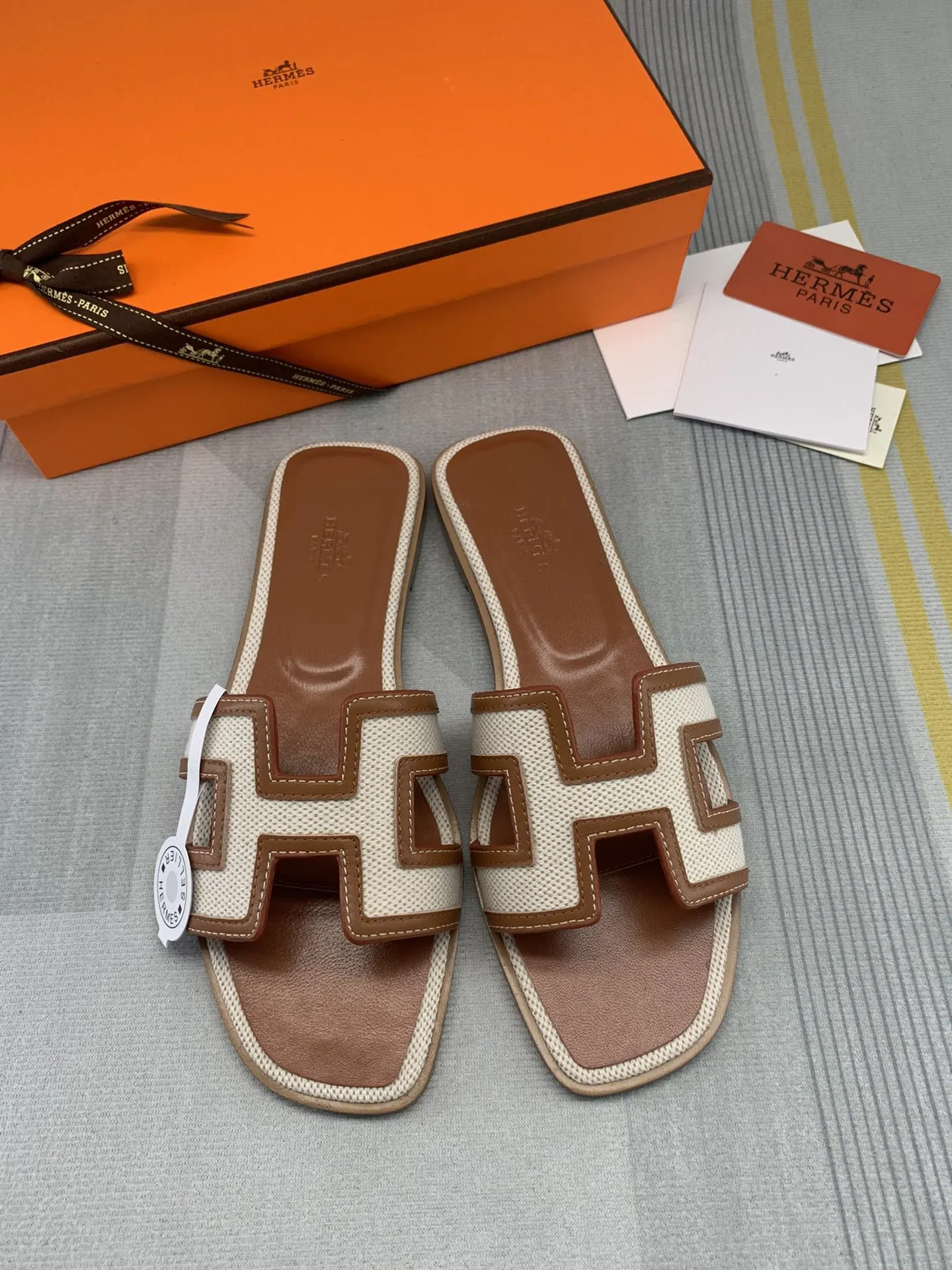 Hermes Oran 琥珀色阿根廷帆布 小牛皮 拖鞋 舒適百搭款