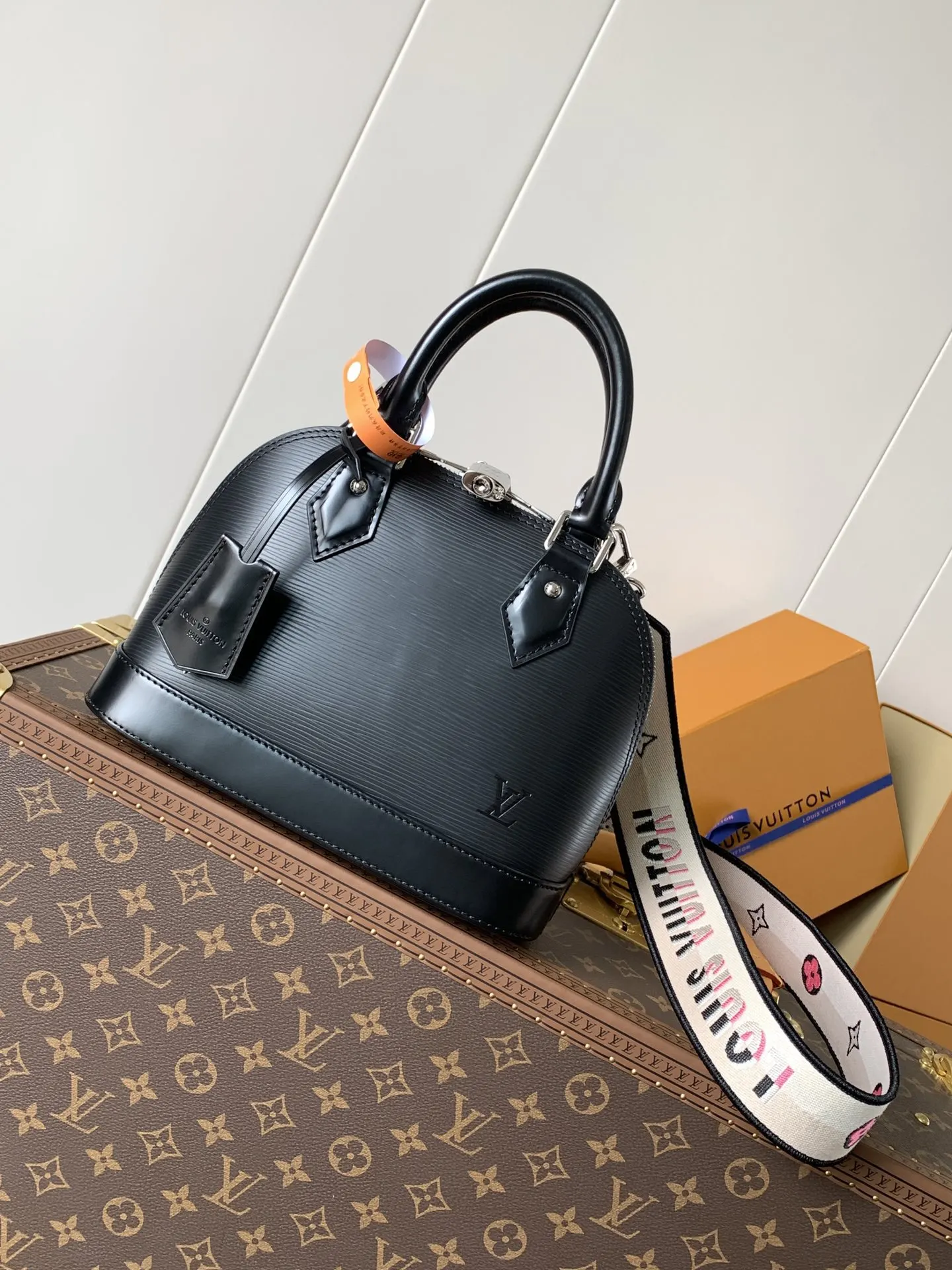 LV Alma 黑色老花貝殼包 小號款