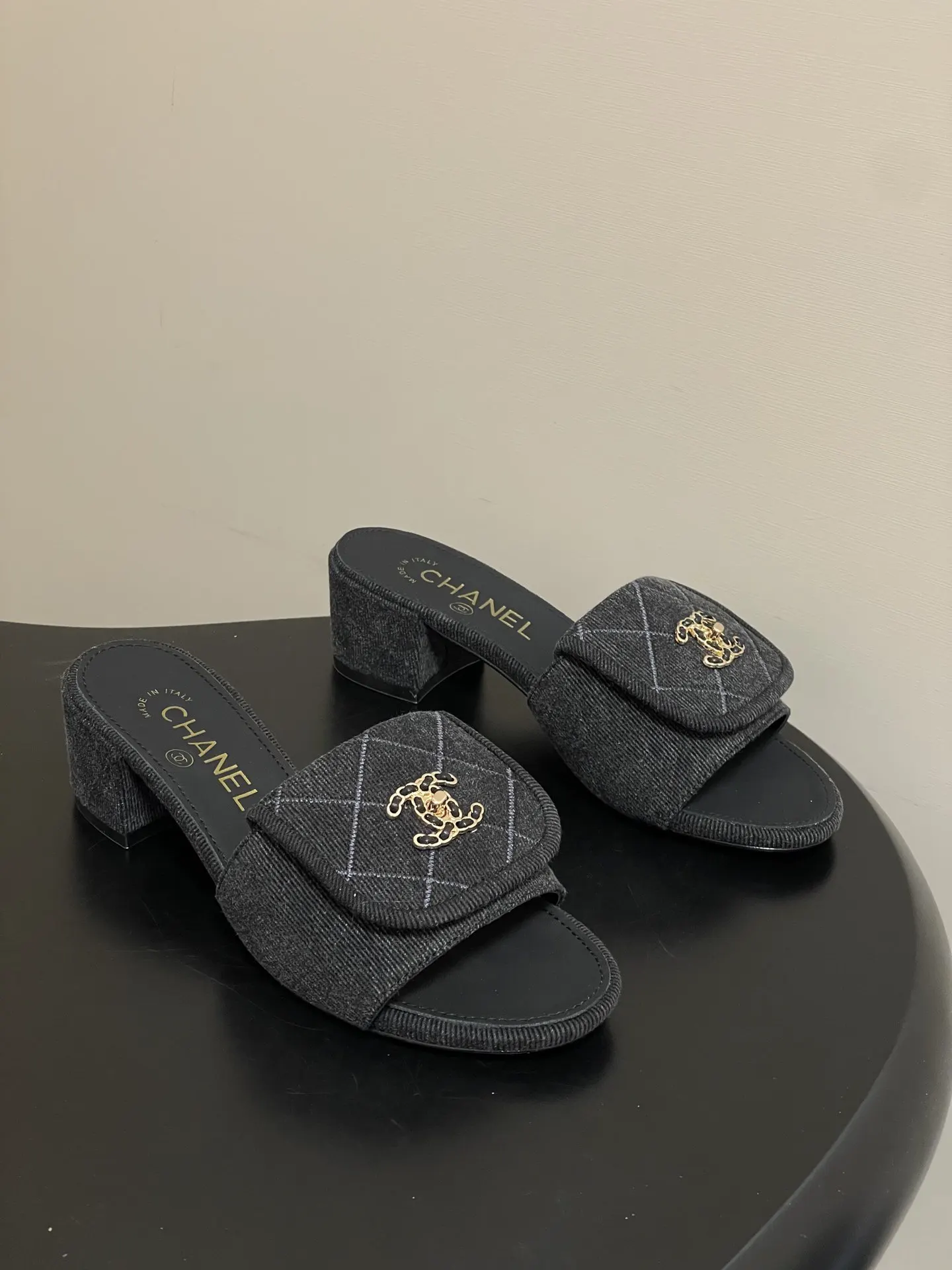 CHANEL cowhide slippers