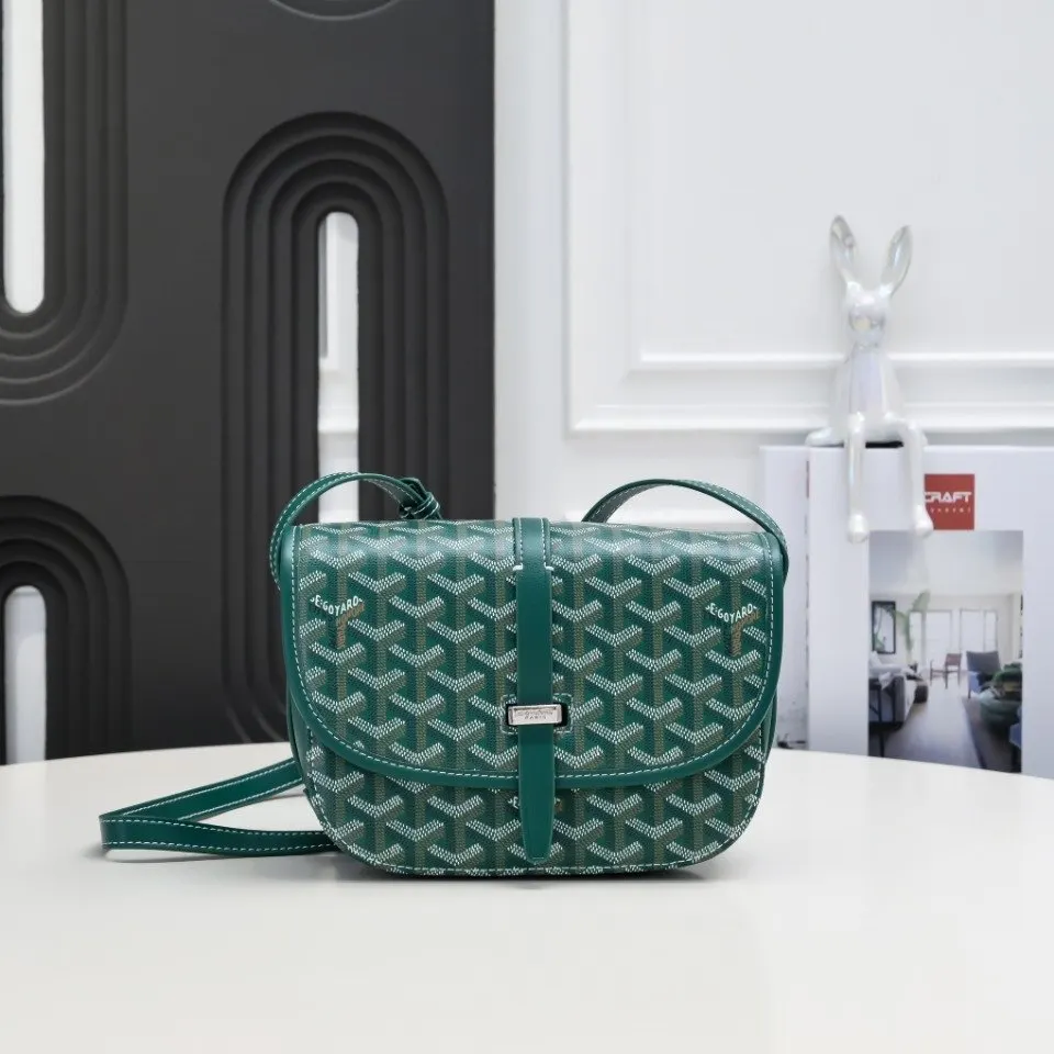 Goyard 绿色 皮质镶边以线条的方式凸显出包身轮廓 翻盖